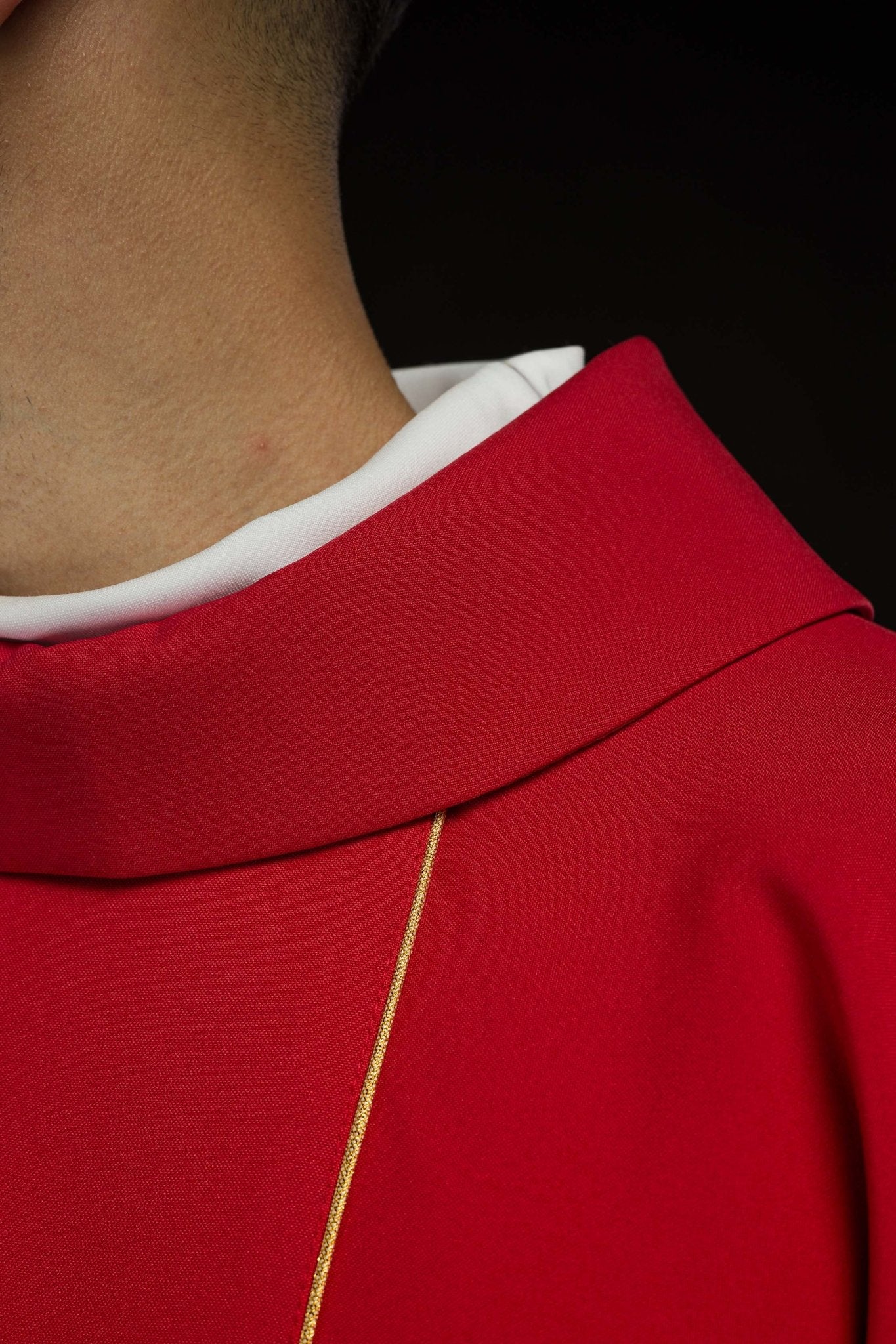 Casula romana Rossa ricamata con motivo IHS KOR/189/02/01 CZERWONY - PERILPRETE.IT