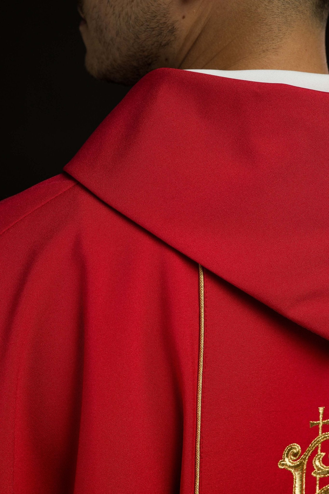 Casula romana Rossa ricamata con motivo IHS KOR/189/02/01 CZERWONY - PERILPRETE.IT