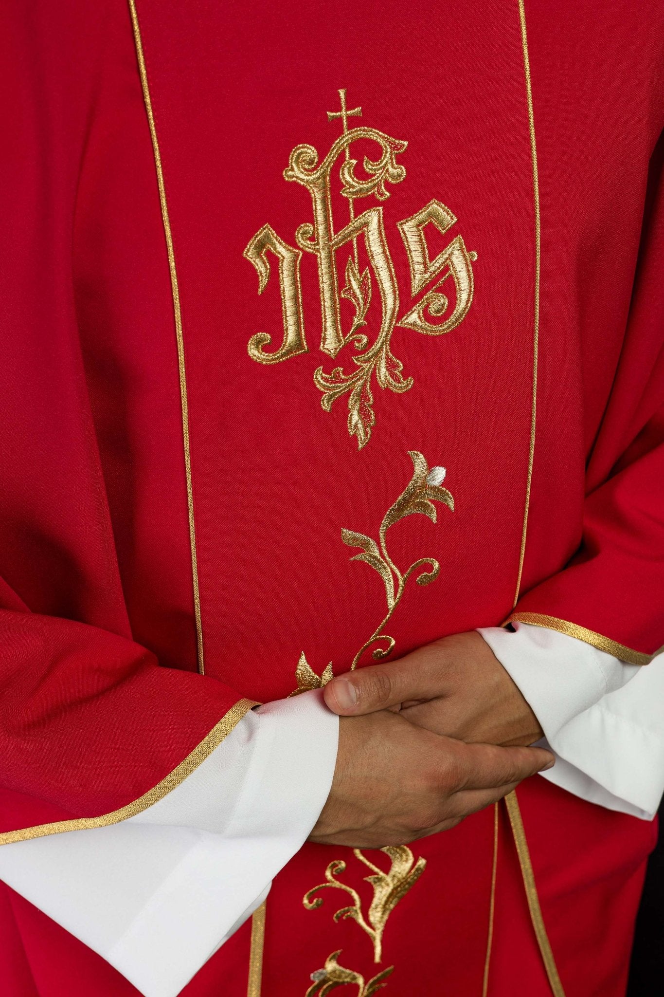 Casula romana Rossa ricamata con motivo IHS KOR/189/02/01 CZERWONY - PERILPRETE.IT