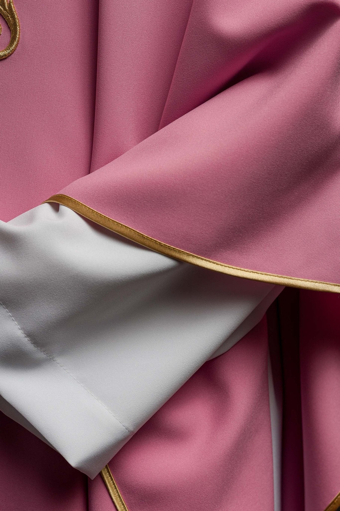 Casula rosa con ricamo IHS in rilievo KOR/255/08/12 - PERILPRETE.IT