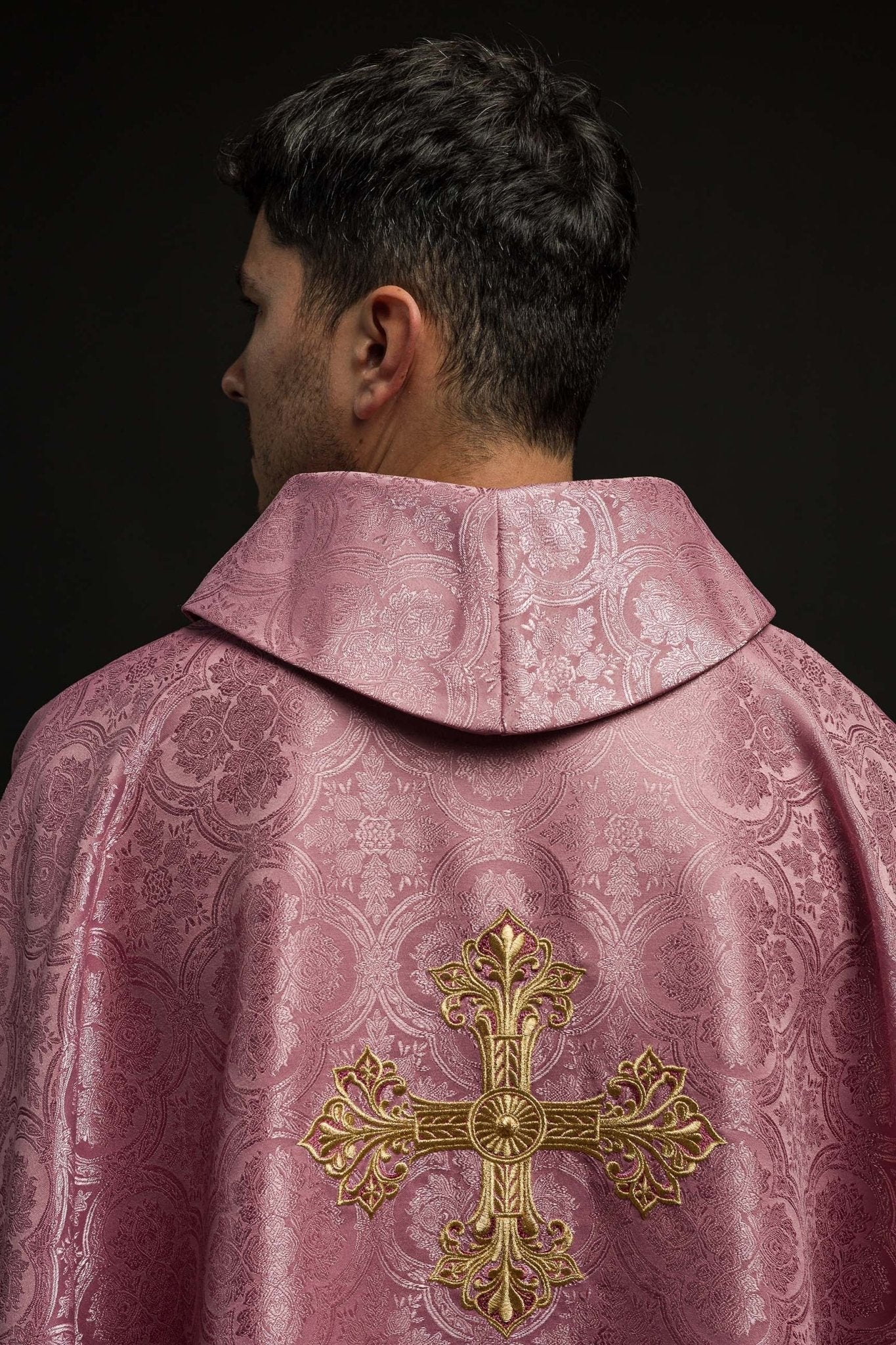 Casula rosa con una croce in tessuto fantasia KOR/403/08/11 - PERILPRETE.IT