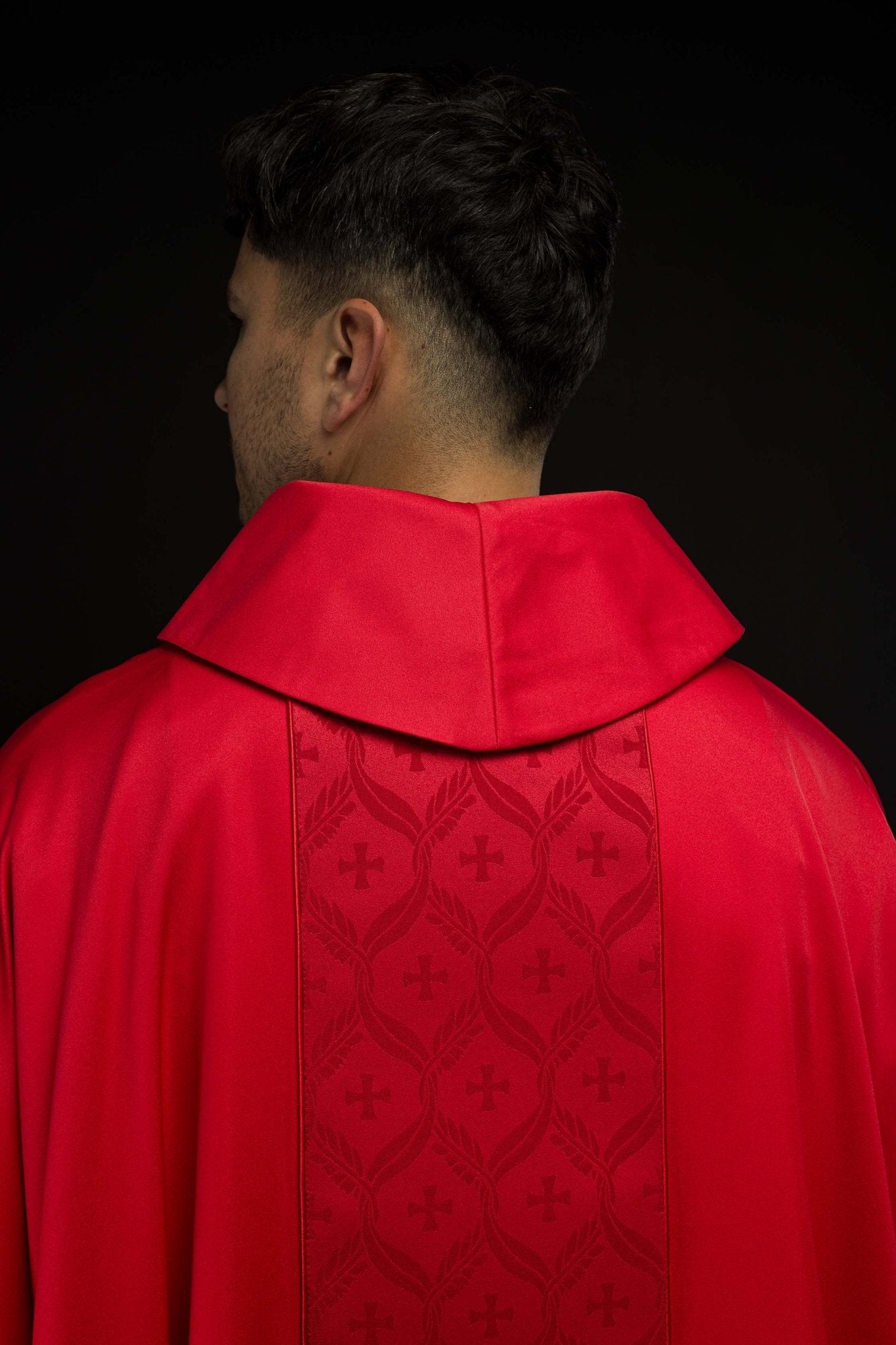 Casula rossa con banda jacquard decorata con croci KOR/402/02/53 - PERILPRETE.IT