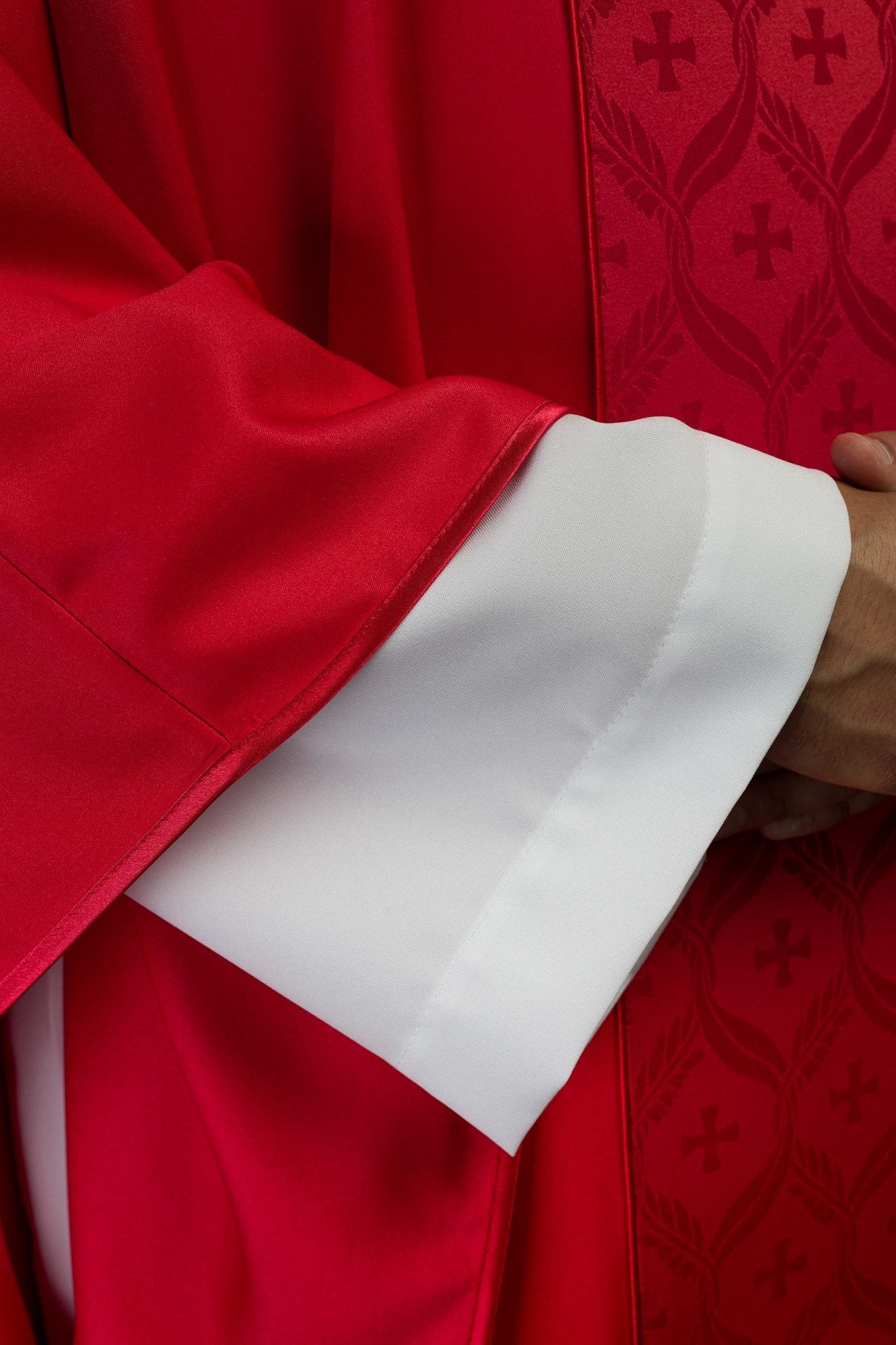 Casula rossa con banda jacquard decorata con croci KOR/402/02/53 - PERILPRETE.IT