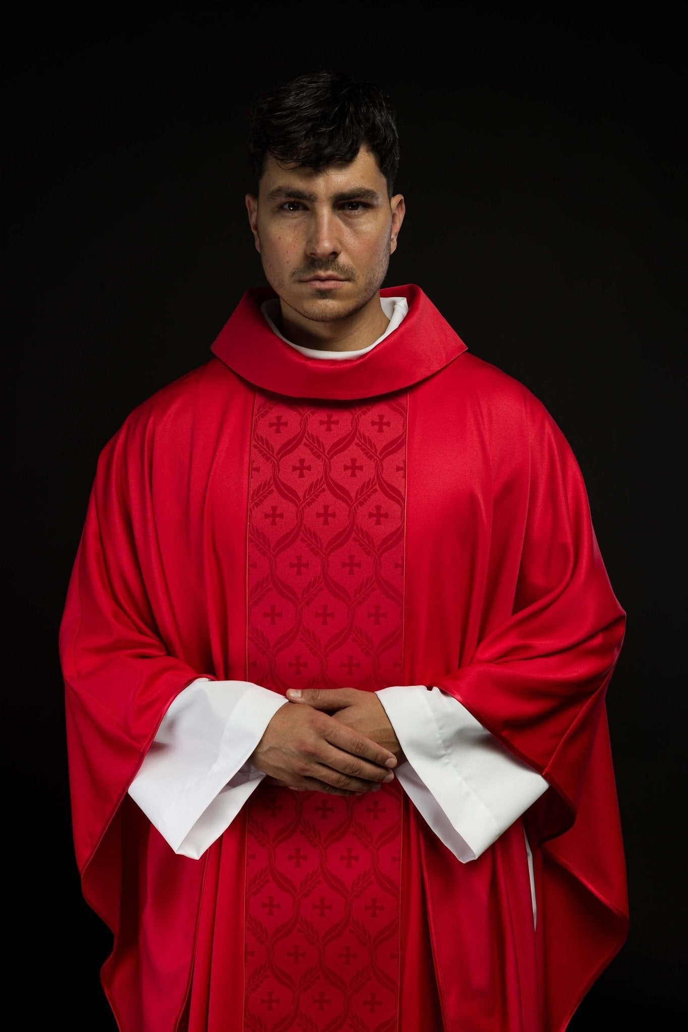 Casula rossa con banda jacquard decorata con croci KOR/402/02/53 - PERILPRETE.IT