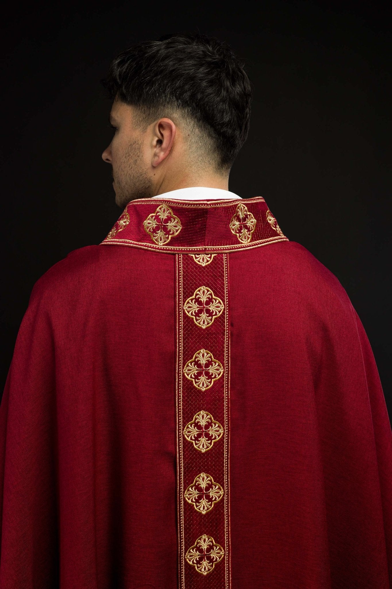 Casula rossa con cintura ricamata e colletto a croce S-7069-02-70 - PERILPRETE.IT