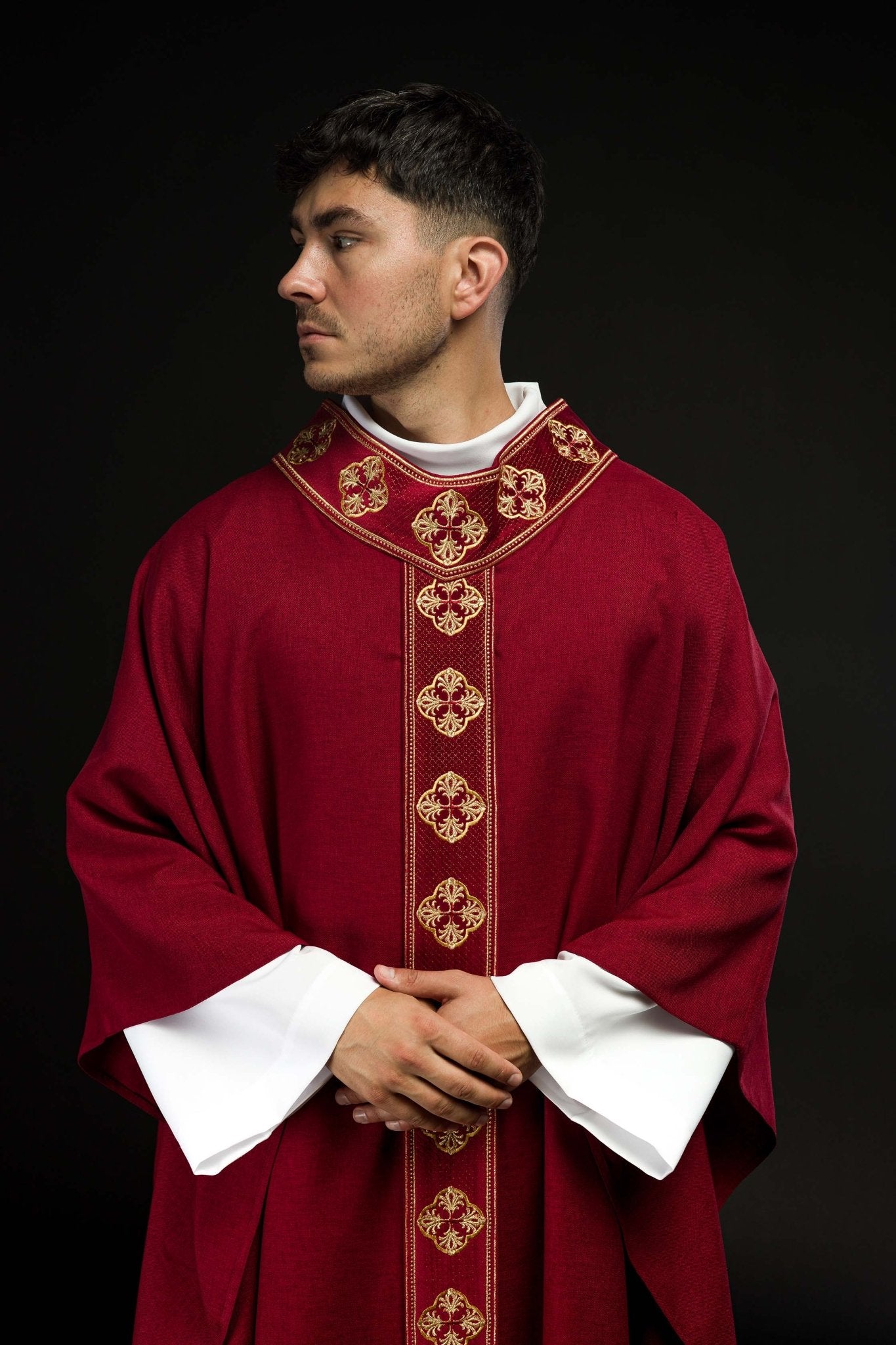 Casula rossa con cintura ricamata e colletto a croce S-7069-02-70 - PERILPRETE.IT