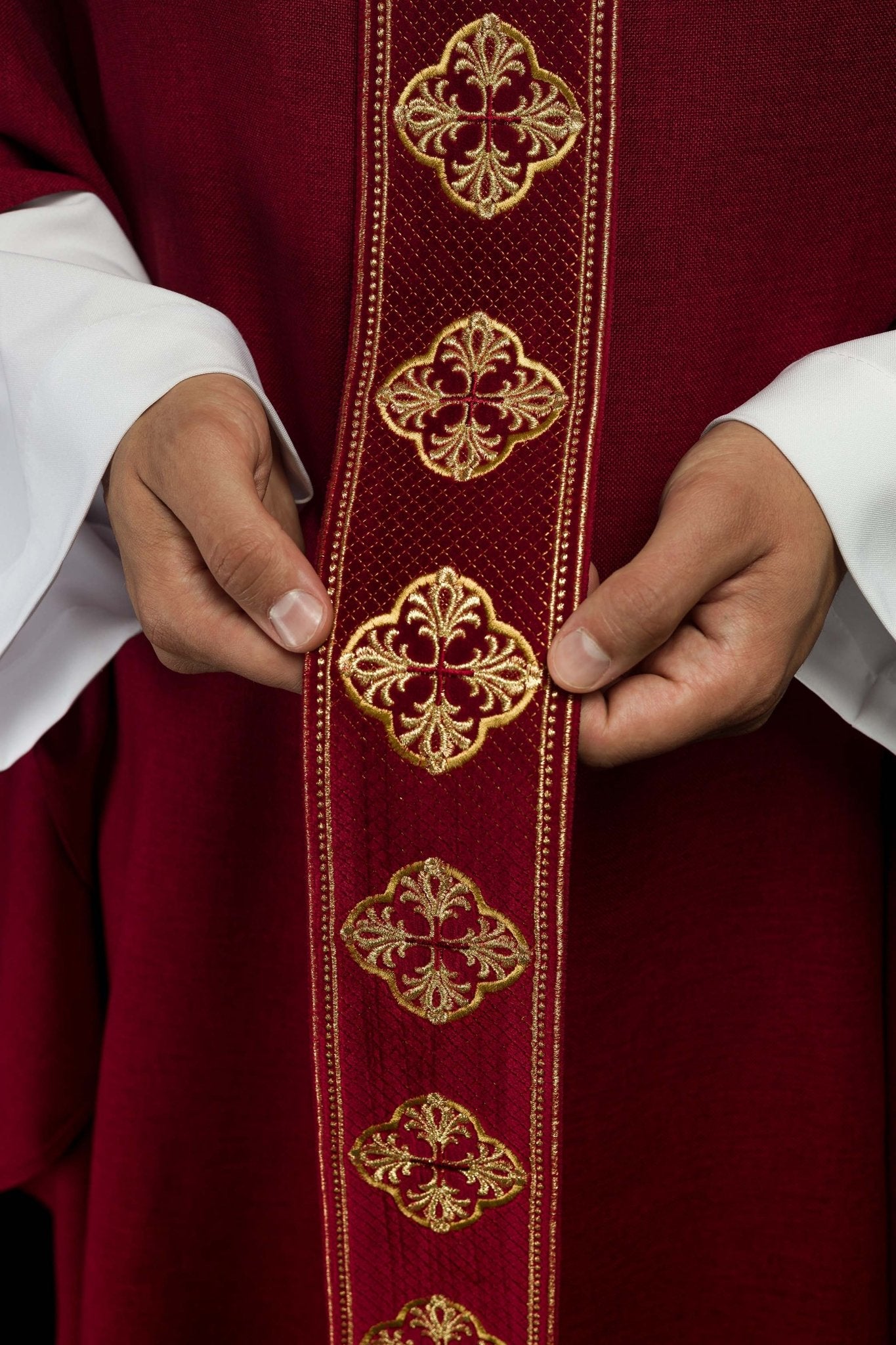 Casula rossa con cintura ricamata e colletto a croce S-7069-02-70 - PERILPRETE.IT