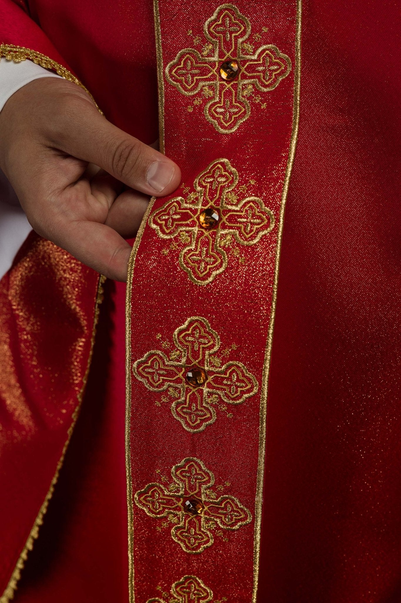 Casula rossa con cintura ricamata e colletto decorato con pietre S-7056-02-54 - PERILPRETE.IT