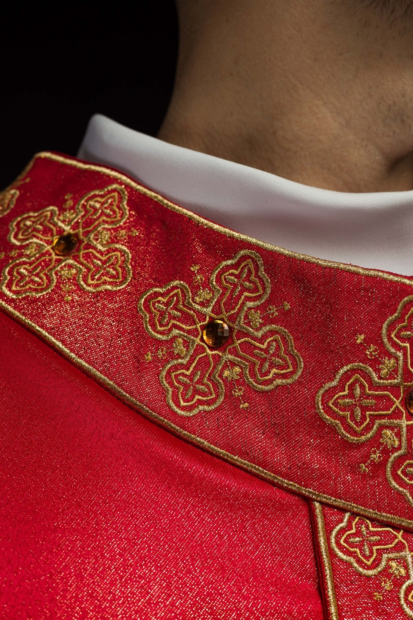 Casula rossa con cintura ricamata e colletto decorato con pietre S-7056-02-54 - PERILPRETE.IT