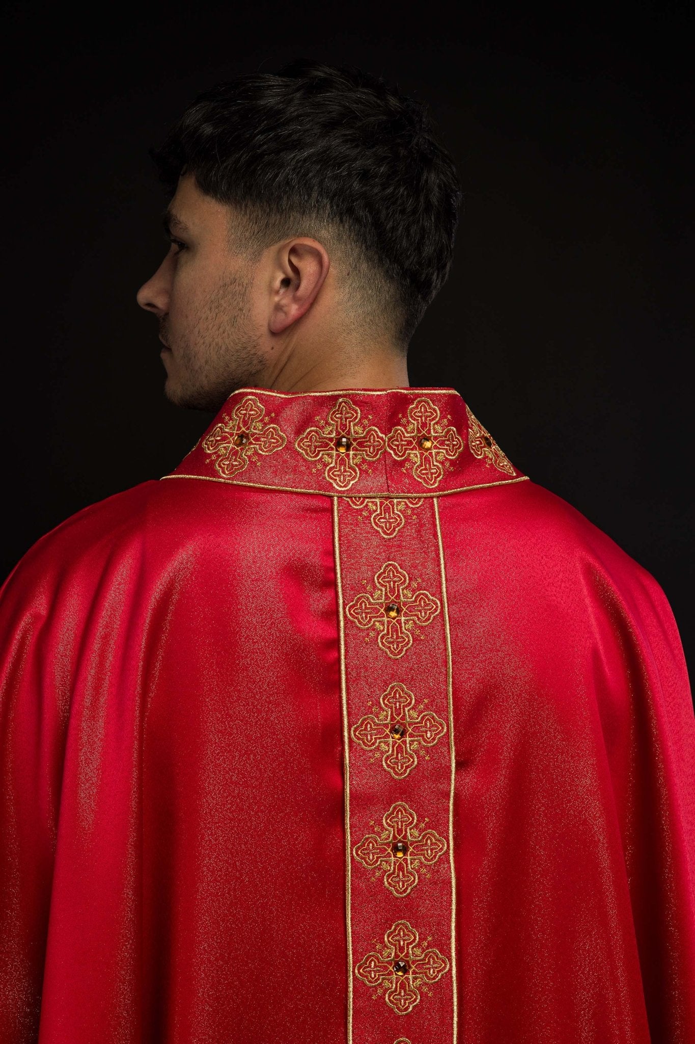 Casula rossa con cintura ricamata e colletto decorato con pietre S-7056-02-54 - PERILPRETE.IT