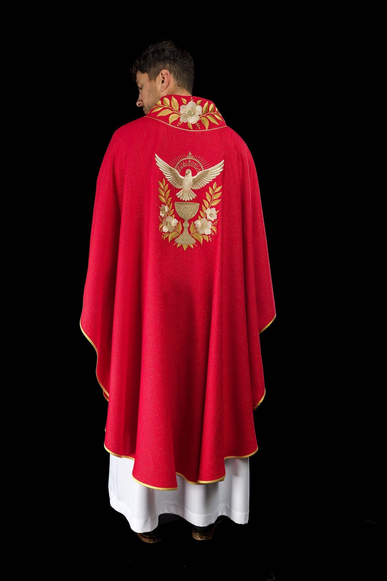 Casula rossa con colletto ricamato e simbolo dello Spirito Santo LE/7046/02 - PERILPRETE.IT