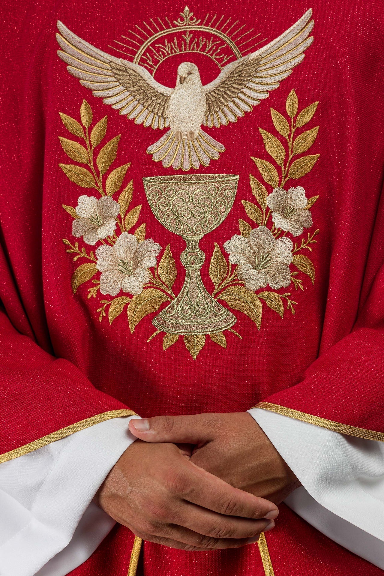 Casula rossa con colletto ricamato e simbolo dello Spirito Santo LE/7046/02 - PERILPRETE.IT