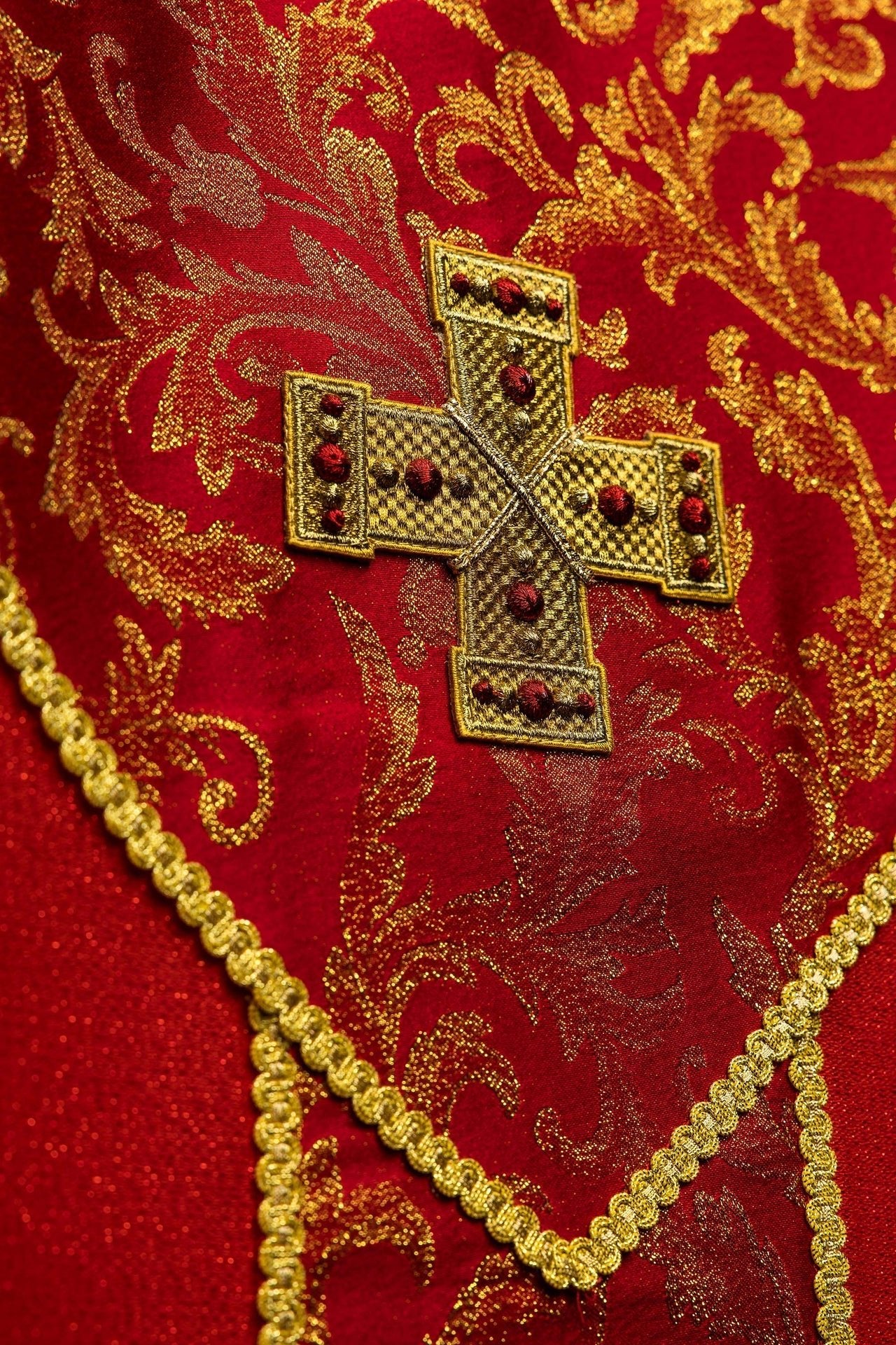Casula rossa con croce decorata con tessuto jacquard LE/7075/02 - PERILPRETE.IT