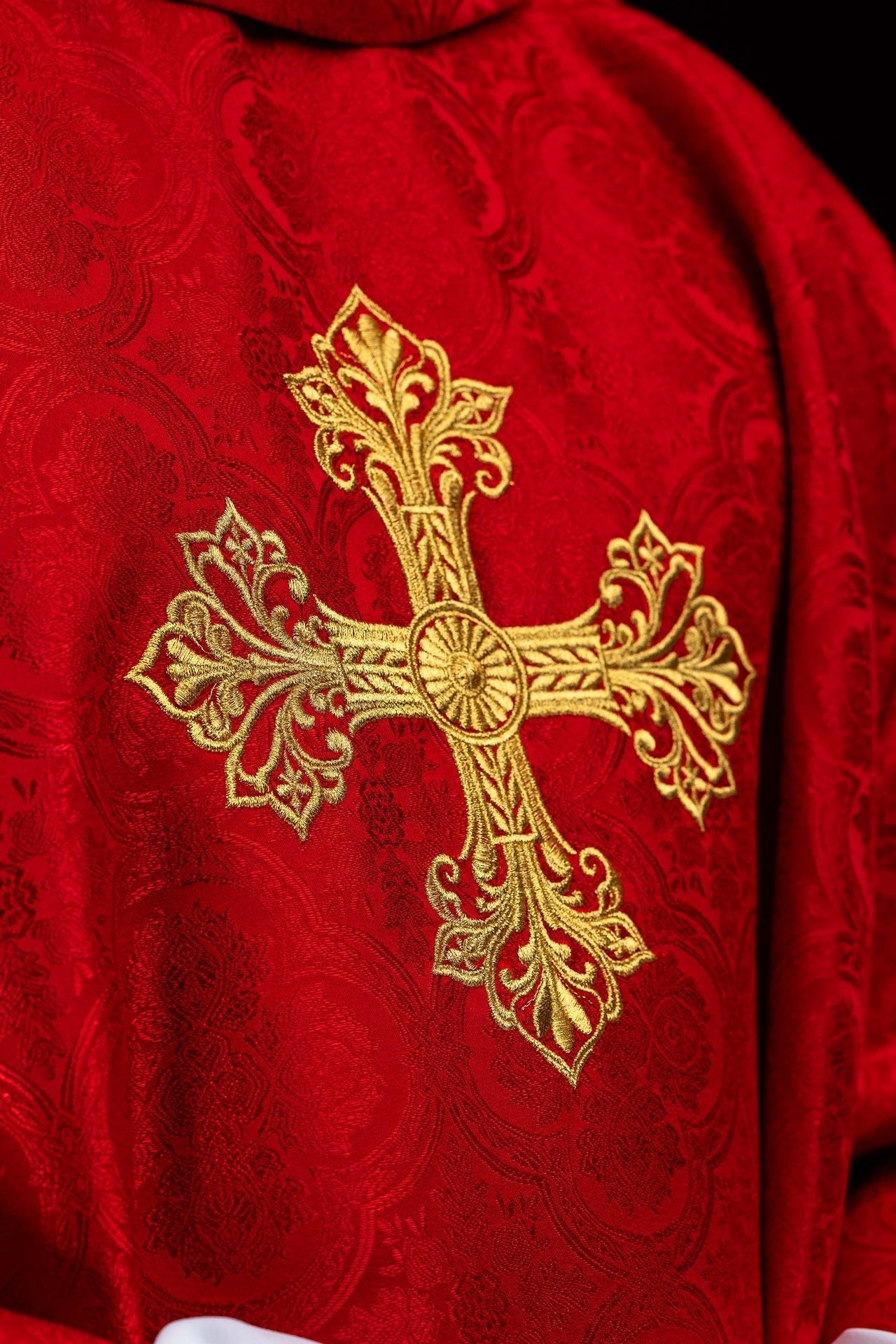 Casula rossa con croce in tessuto jacquard KOR/403/02/11 - PERILPRETE.IT