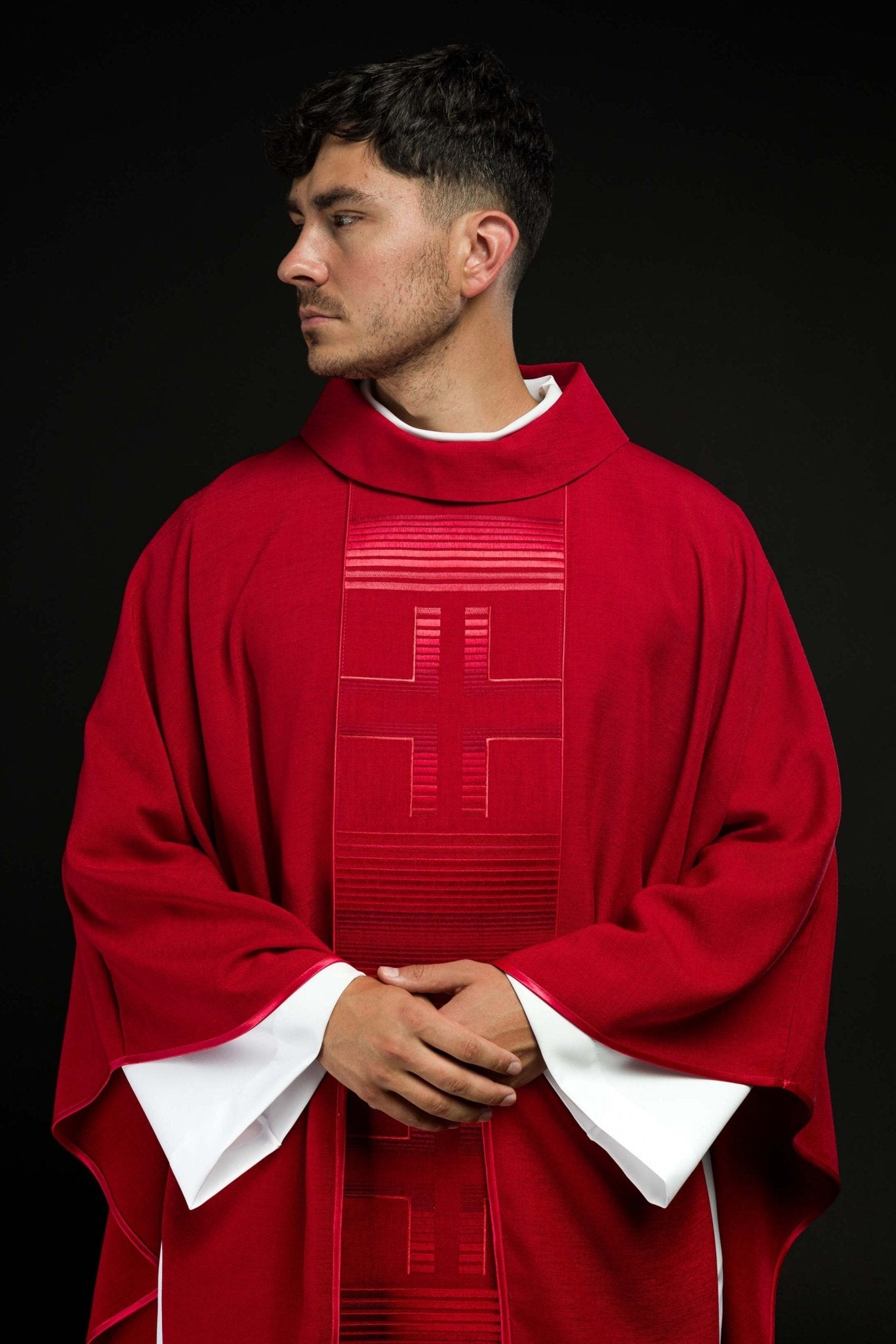 Casula rossa con decorazioni dorate HA7032-02 CZERWONY - PERILPRETE.IT