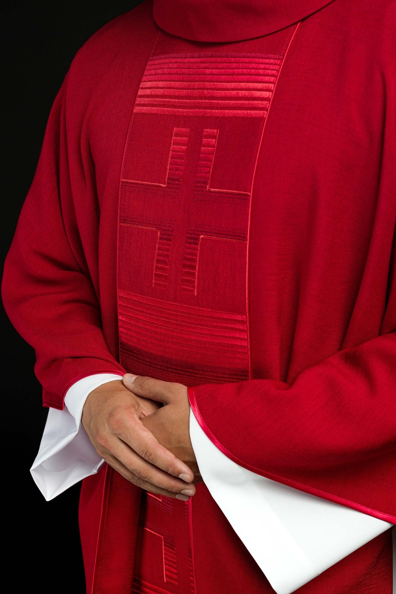 Casula rossa con decorazioni dorate HA7032-02 CZERWONY - PERILPRETE.IT