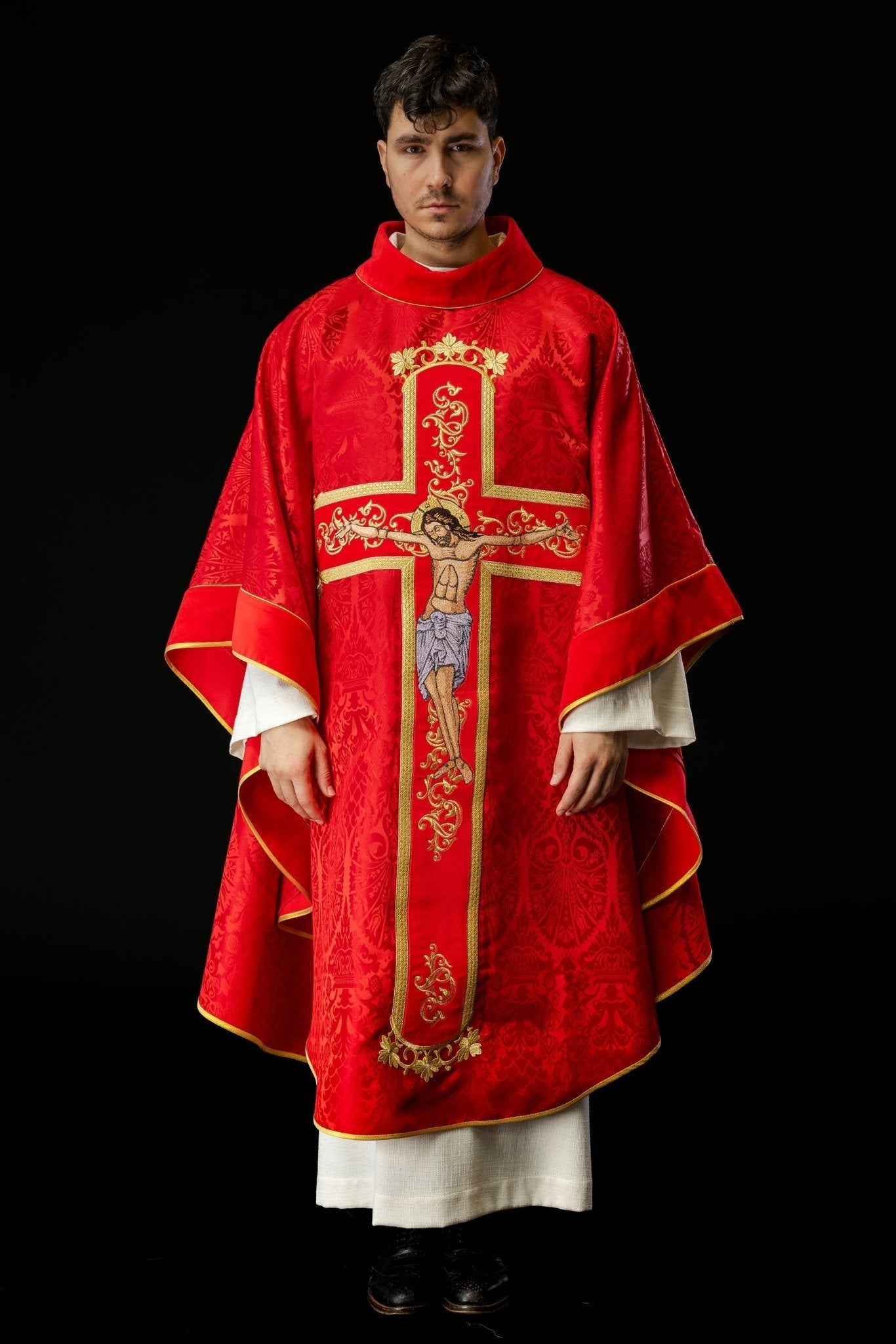Casula Rossa con immagine ricamata di Cristo KOR/190/02/83/PA CZERWONY - PERILPRETE.IT