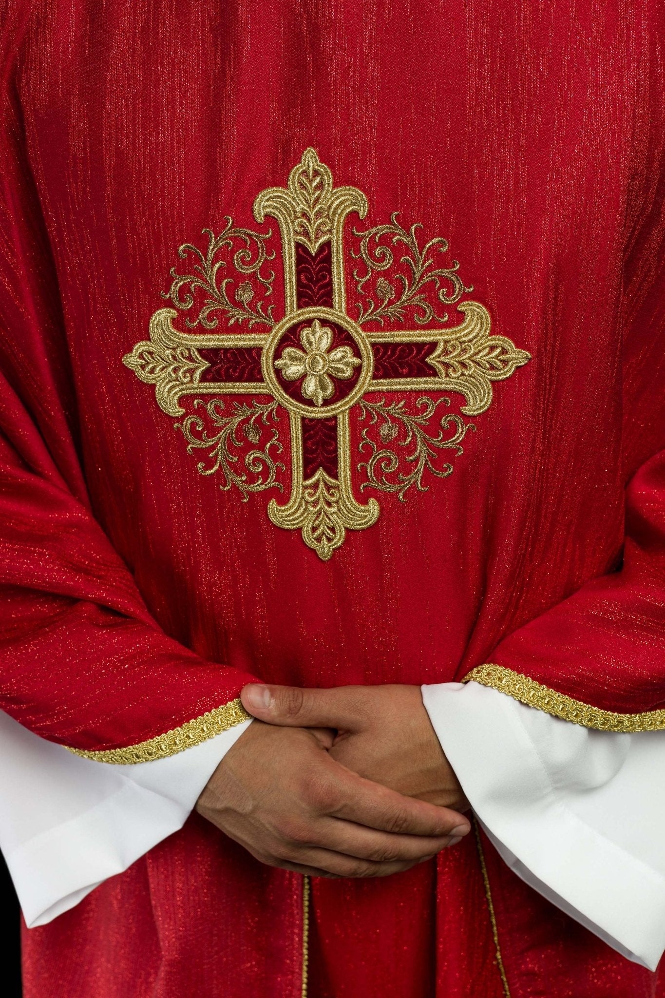 Casula rossa con motivo ricamato della croce su tessuto decorativo KOA/006/02/99 - PERILPRETE.IT