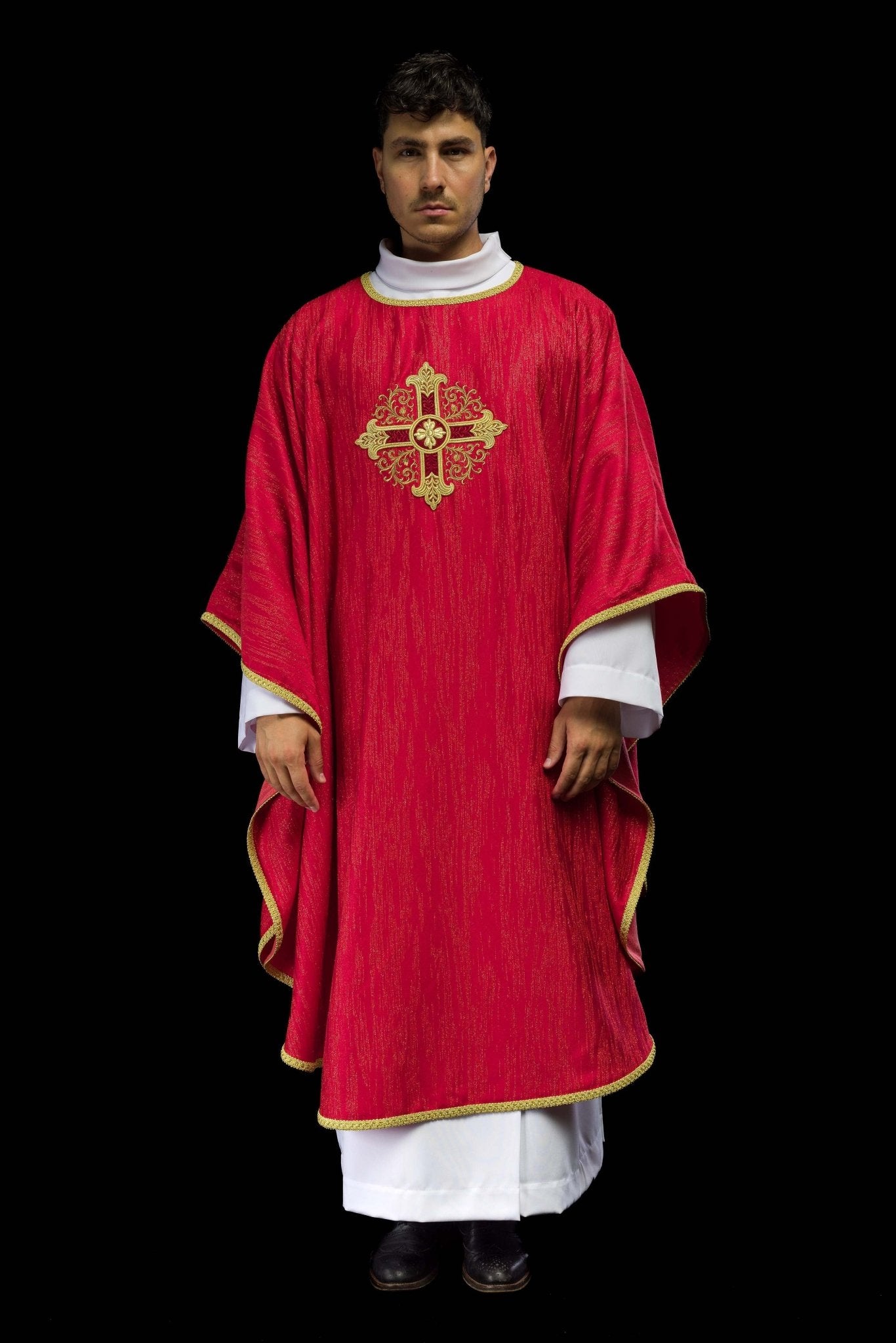 Casula rossa con motivo ricamato della croce su tessuto decorativo KOA/006/02/99 - PERILPRETE.IT