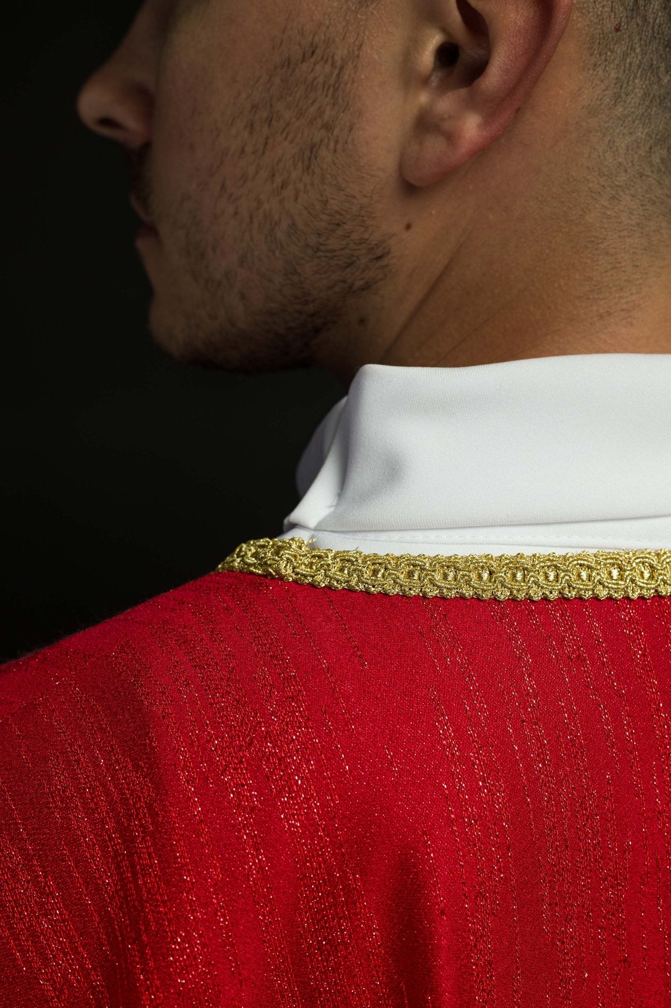 Casula rossa con motivo ricamato della croce su tessuto decorativo KOA/006/02/99 - PERILPRETE.IT