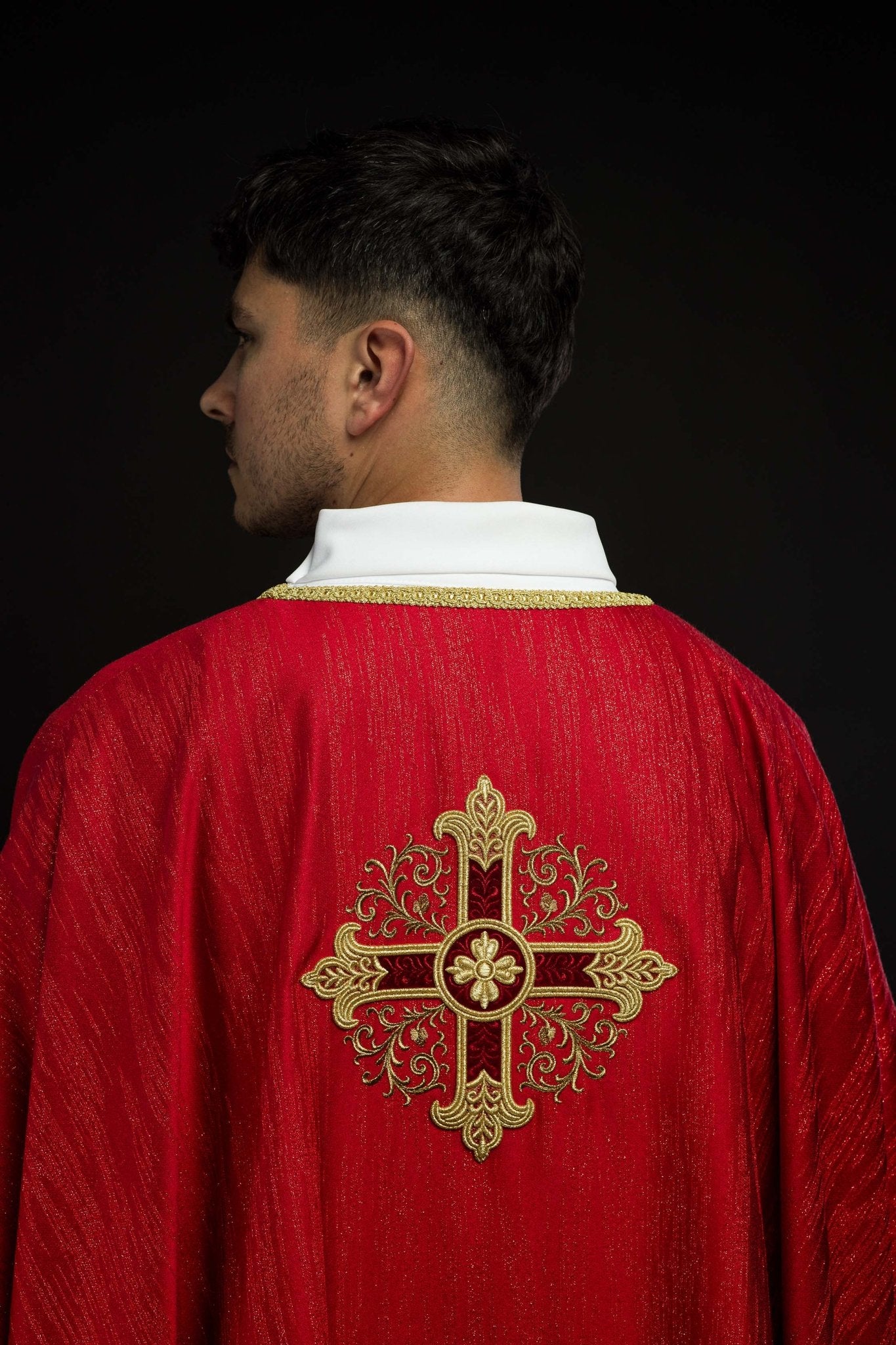 Casula rossa con motivo ricamato della croce su tessuto decorativo KOA/006/02/99 - PERILPRETE.IT