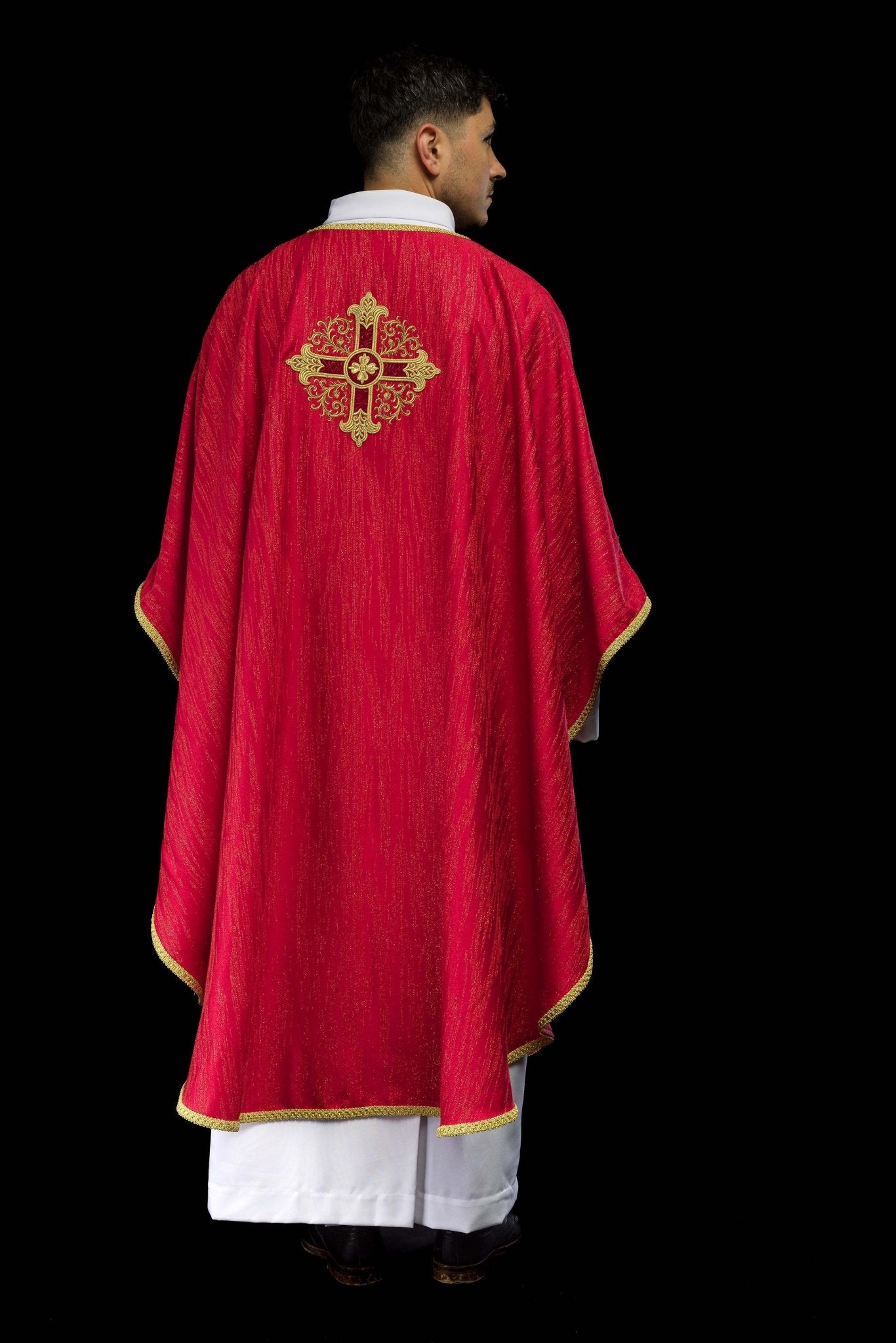 Casula rossa con motivo ricamato della croce su tessuto decorativo KOA/006/02/99 - PERILPRETE.IT