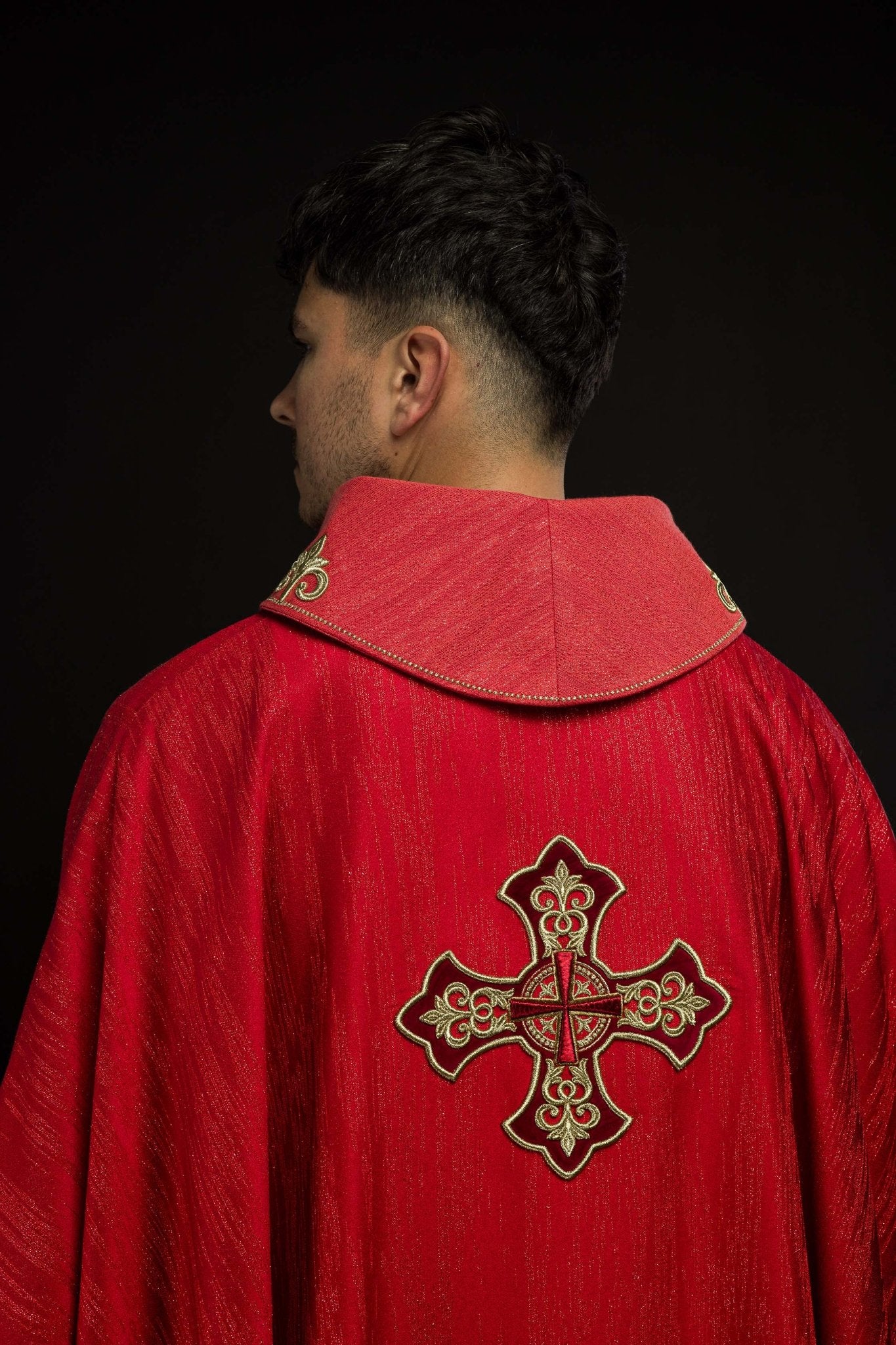 Casula rossa con ricamo della croce su tessuto decorativo LE/7036/02 - PERILPRETE.IT