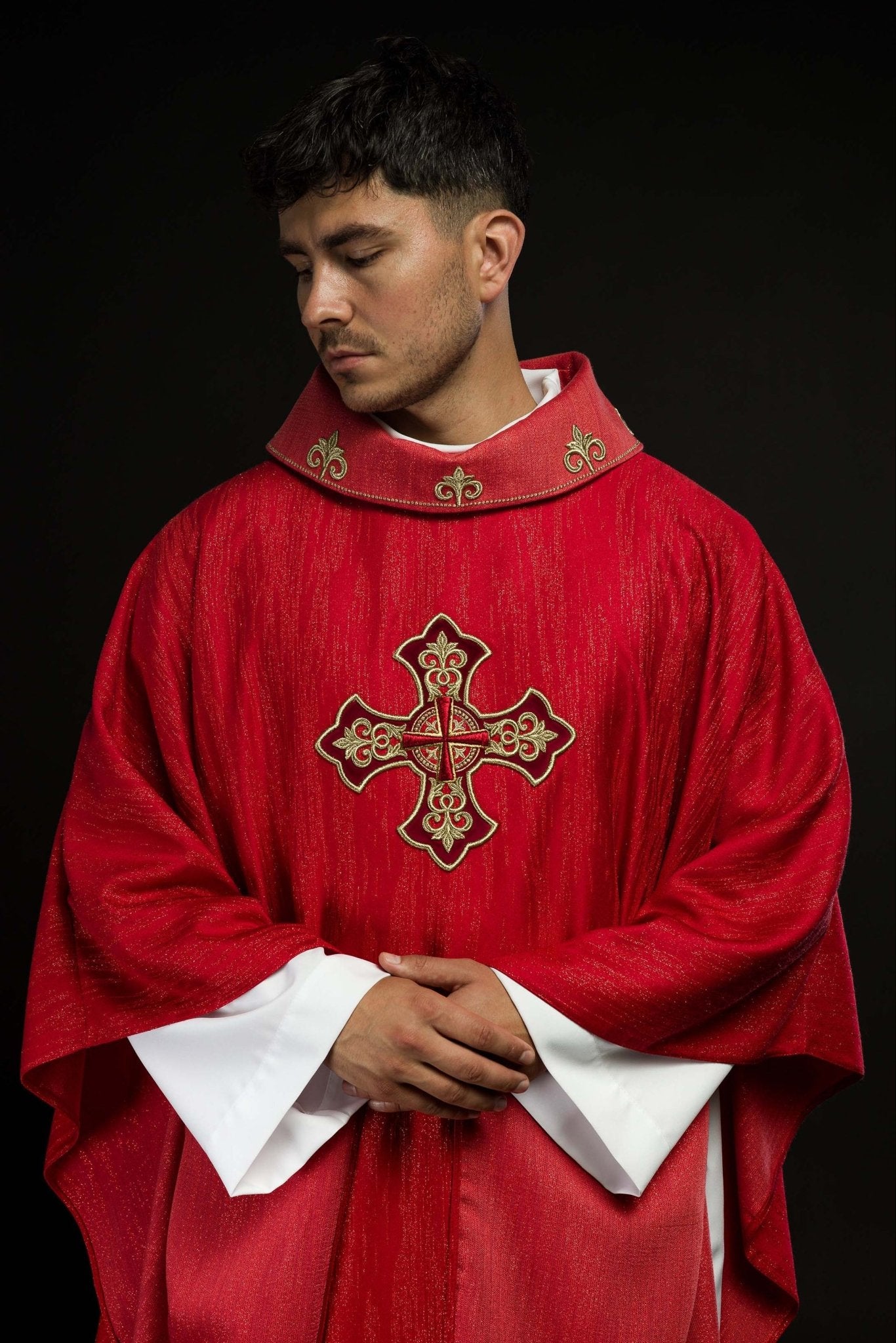 Casula rossa con ricamo della croce su tessuto decorativo LE/7036/02 - PERILPRETE.IT