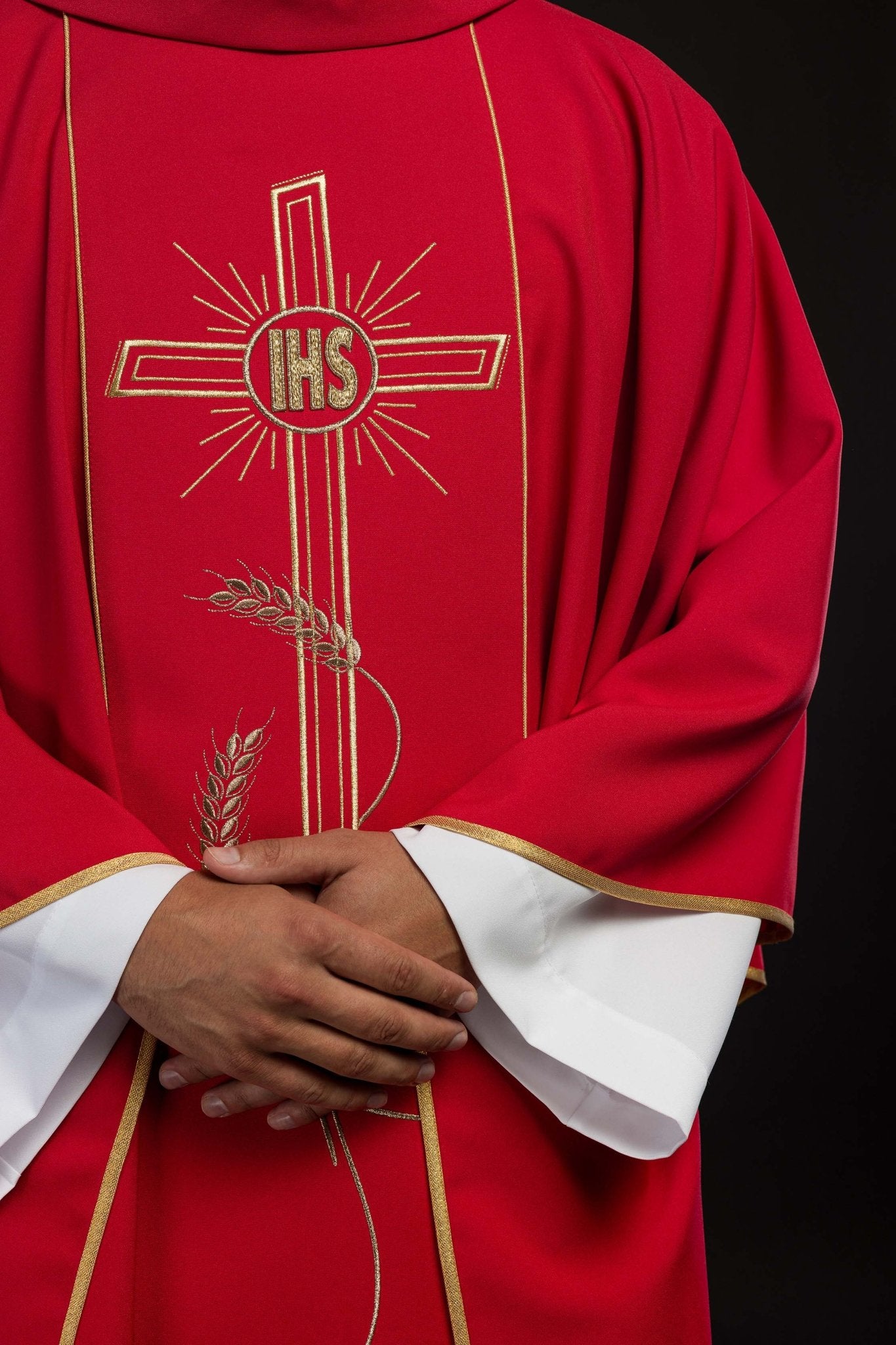 Casula Rossa con ricamo dorato Croce e IHS KOR/074/02/01 CZERWONY - PERILPRETE.IT