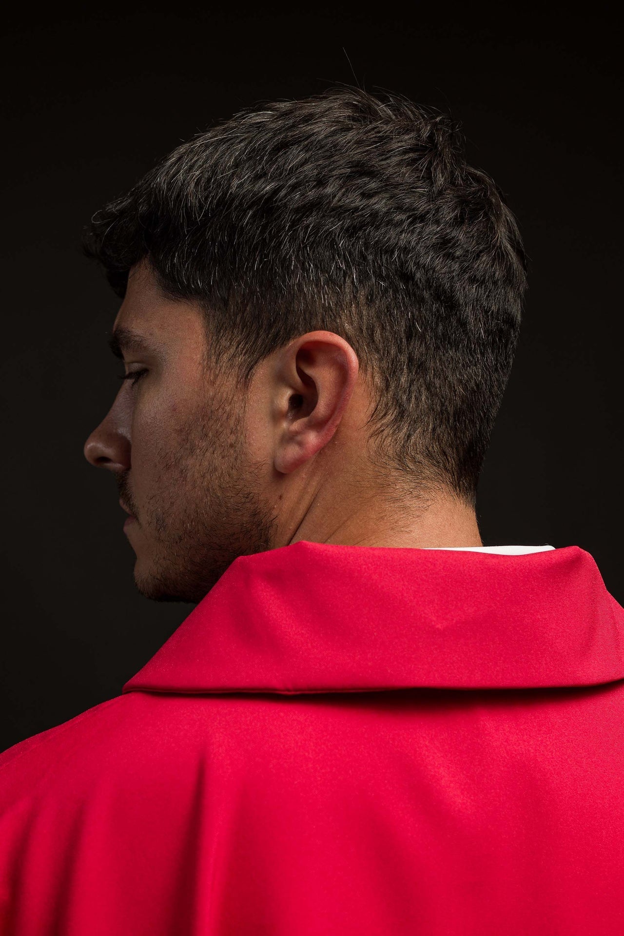 Casula rossa ricamata con ampio colletto e motivo IHS KOR/003/02/12/KARO CZERWONY - PERILPRETE.IT