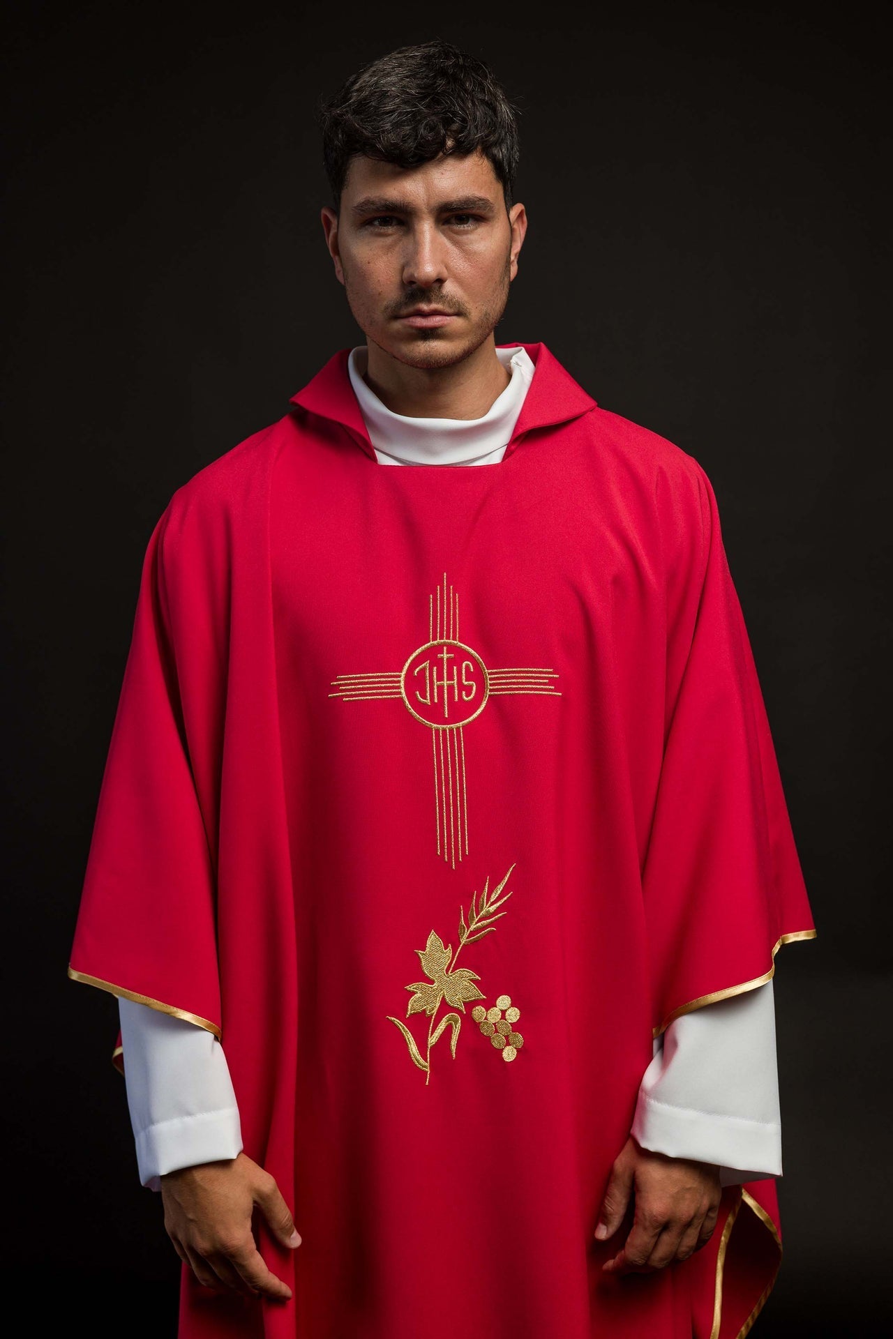 Casula rossa ricamata con ampio colletto e motivo IHS KOR/003/02/12/KARO CZERWONY - PERILPRETE.IT
