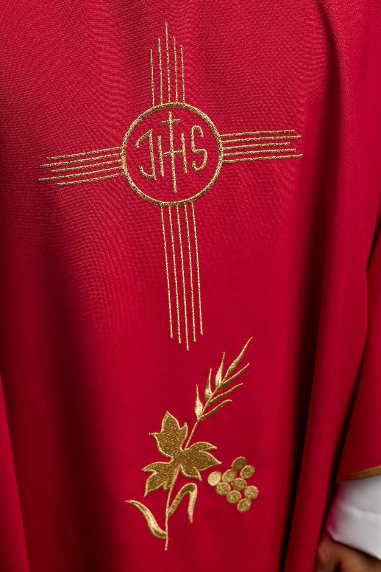 Casula rossa ricamata con ampio colletto e motivo IHS KOR/003/02/12/KARO CZERWONY - PERILPRETE.IT