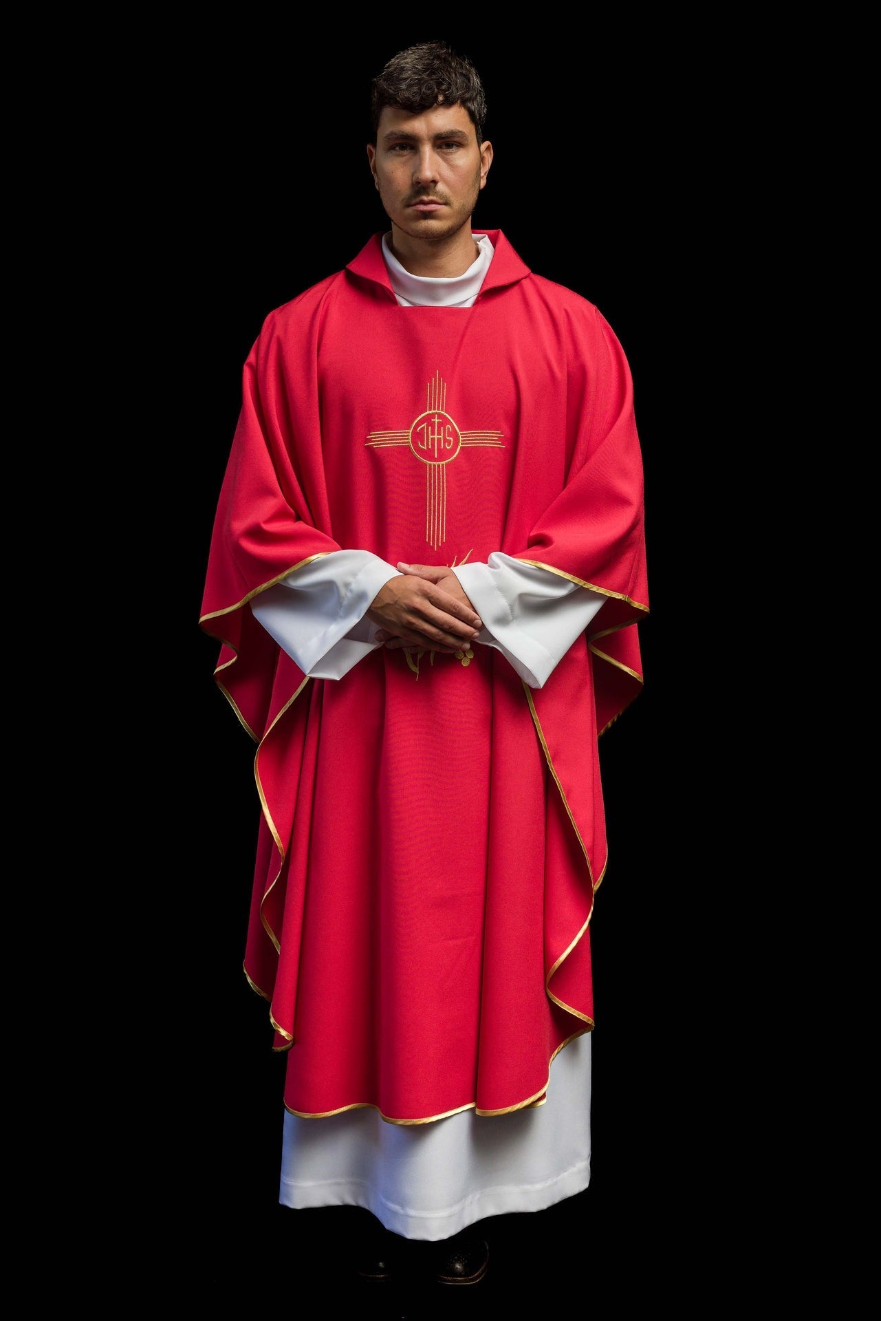 Casula rossa ricamata con ampio colletto e motivo IHS KOR/003/02/12/KARO CZERWONY - PERILPRETE.IT