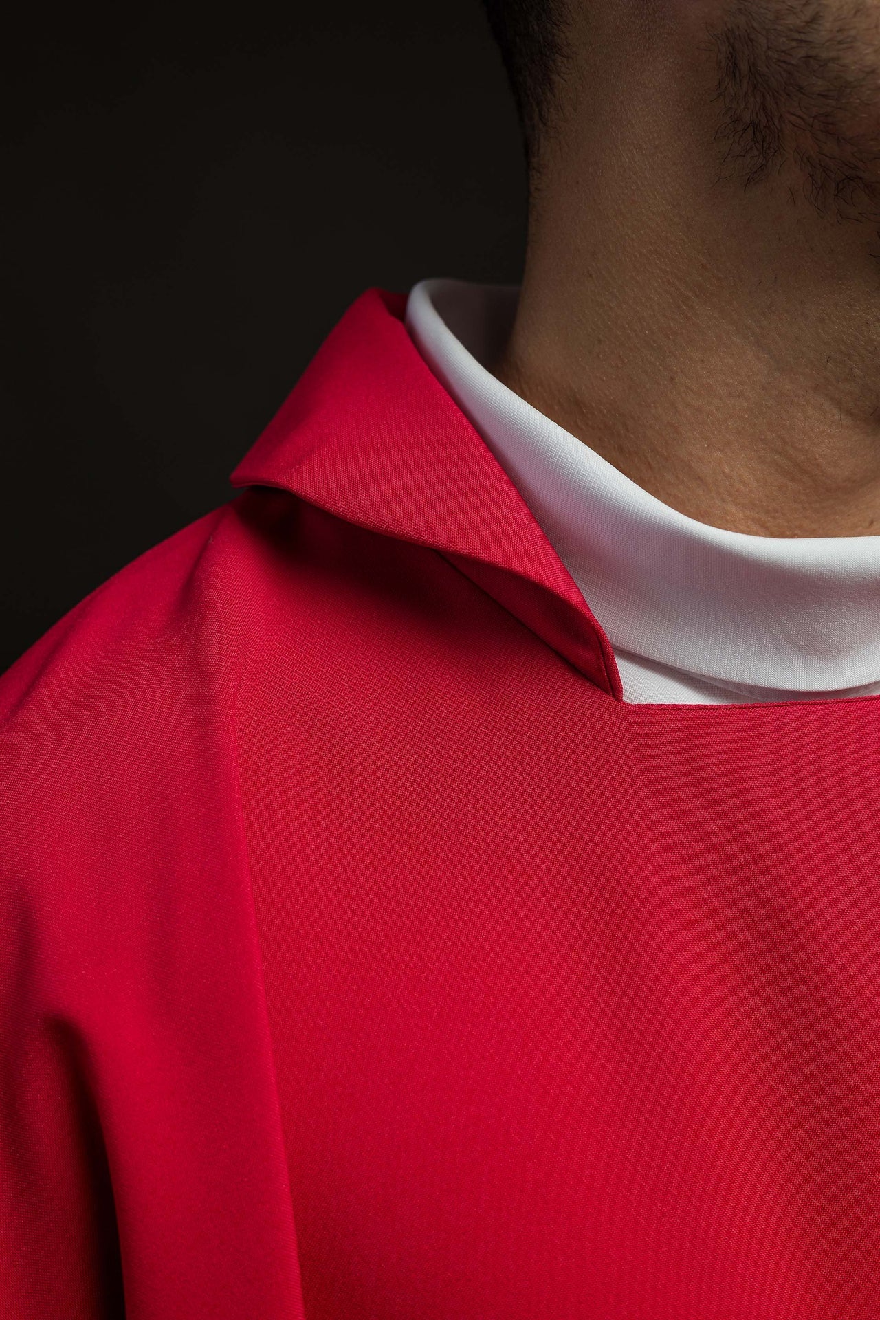 Casula rossa ricamata con ampio colletto e motivo IHS KOR/003/02/12/KARO CZERWONY - PERILPRETE.IT