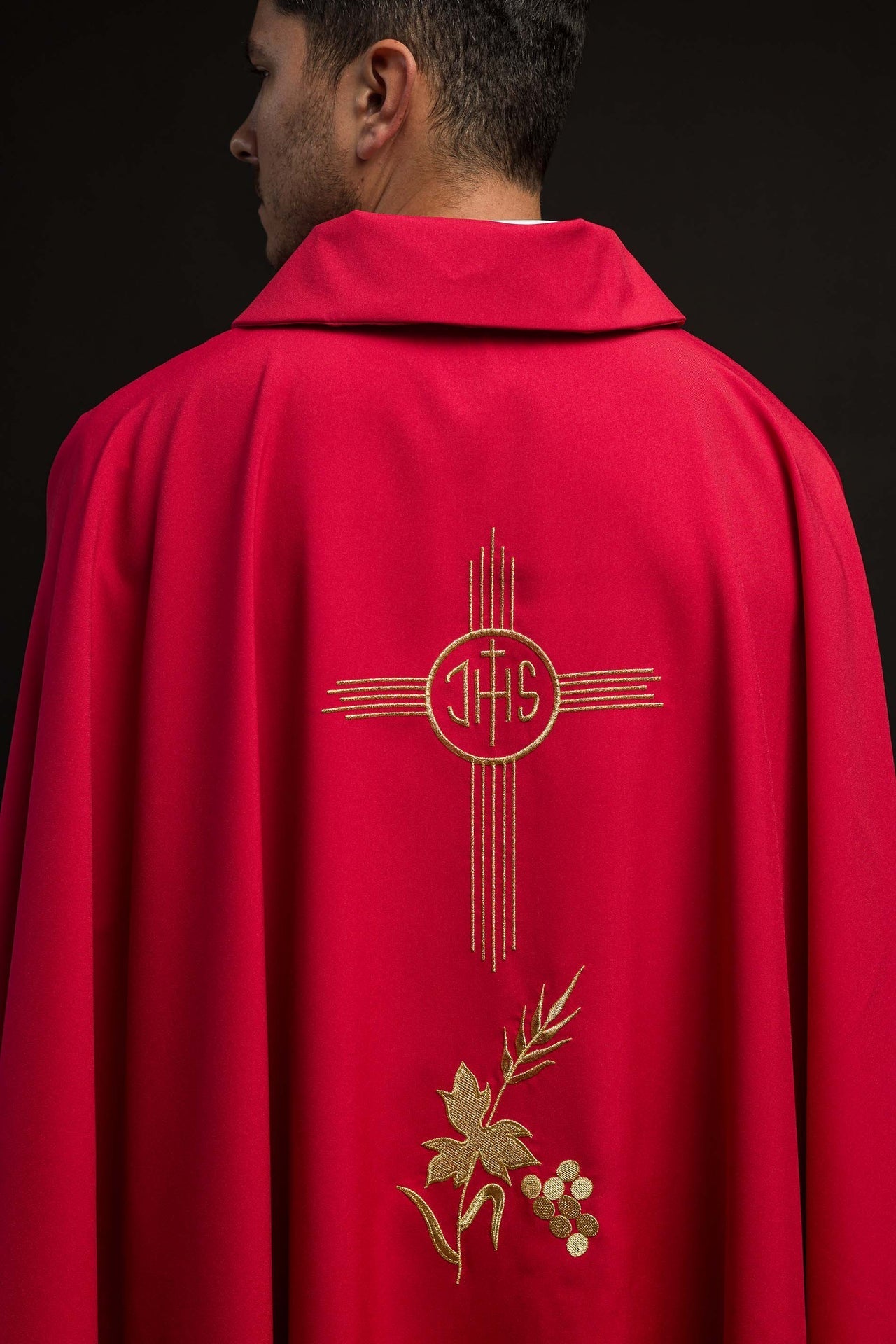 Casula rossa ricamata con ampio colletto e motivo IHS KOR/003/02/12/KARO CZERWONY - PERILPRETE.IT