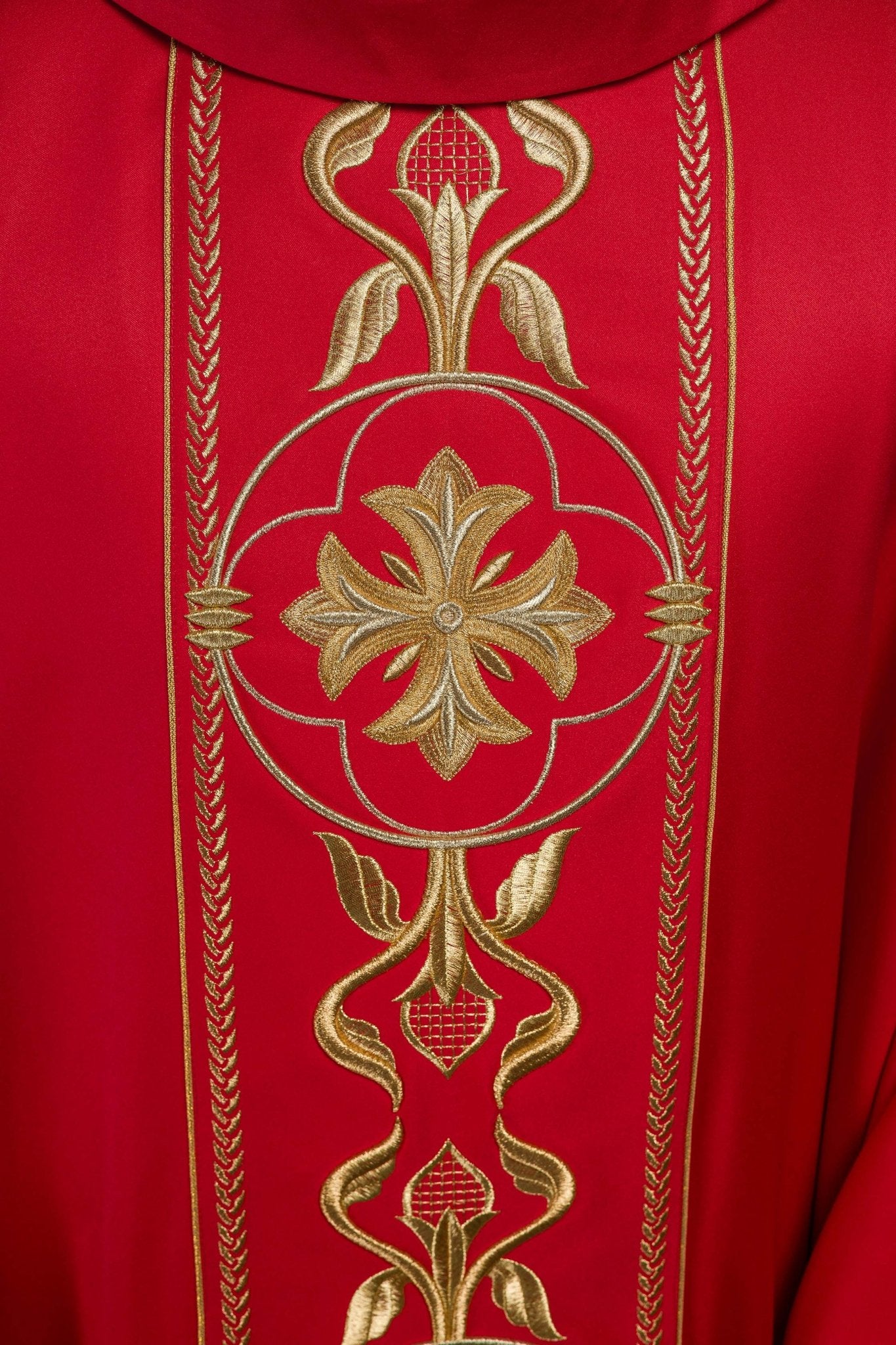 Casula rossa ricamata con banda decorativa KOR/267/02/53 - PERILPRETE.IT
