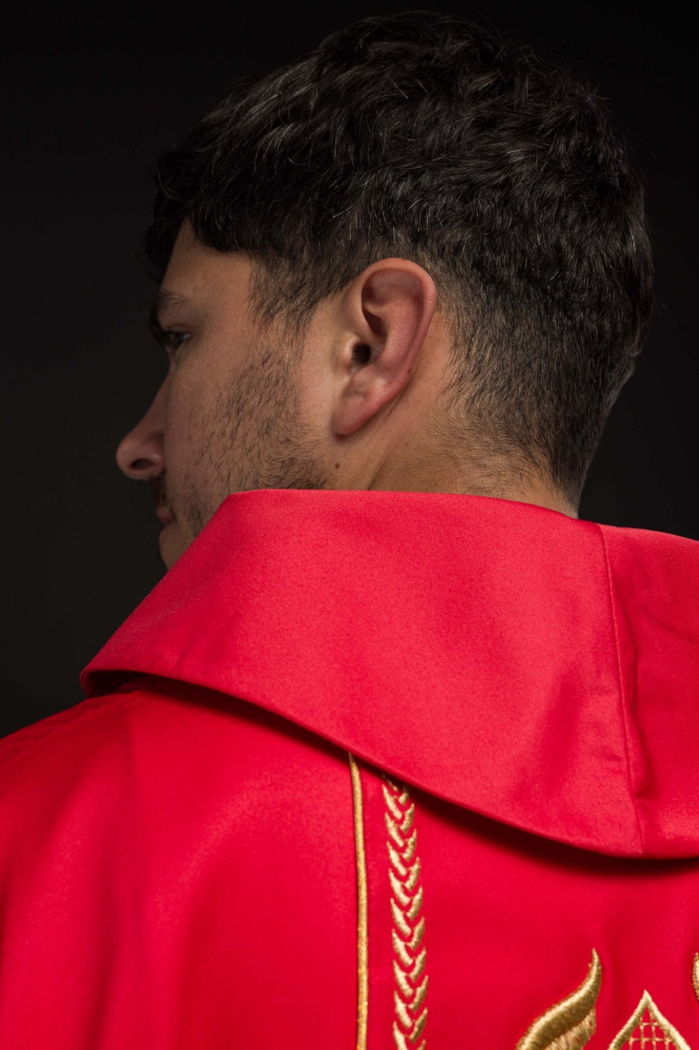 Casula rossa ricamata con banda decorativa KOR/267/02/53 - PERILPRETE.IT