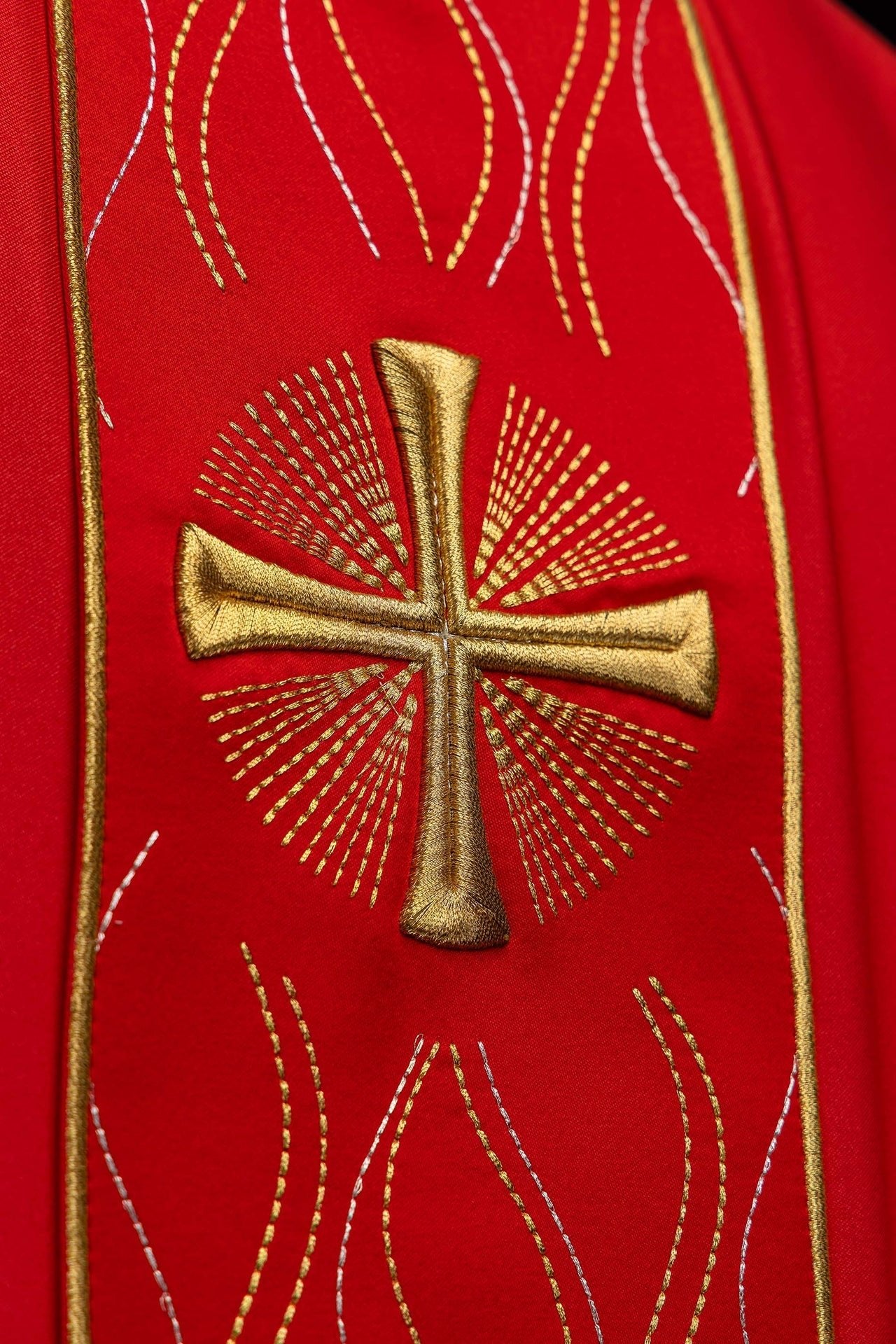 Casula rossa ricamata con croce KOR/277/02/53 - PERILPRETE.IT