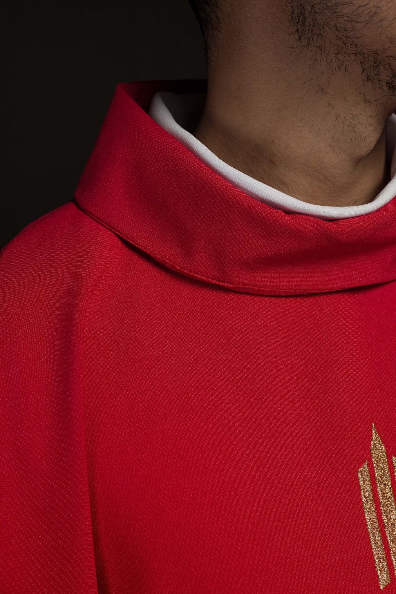 Casula Rossa ricamata con Croce e IHS KOR/017/02/12 CZERWONY - PERILPRETE.IT