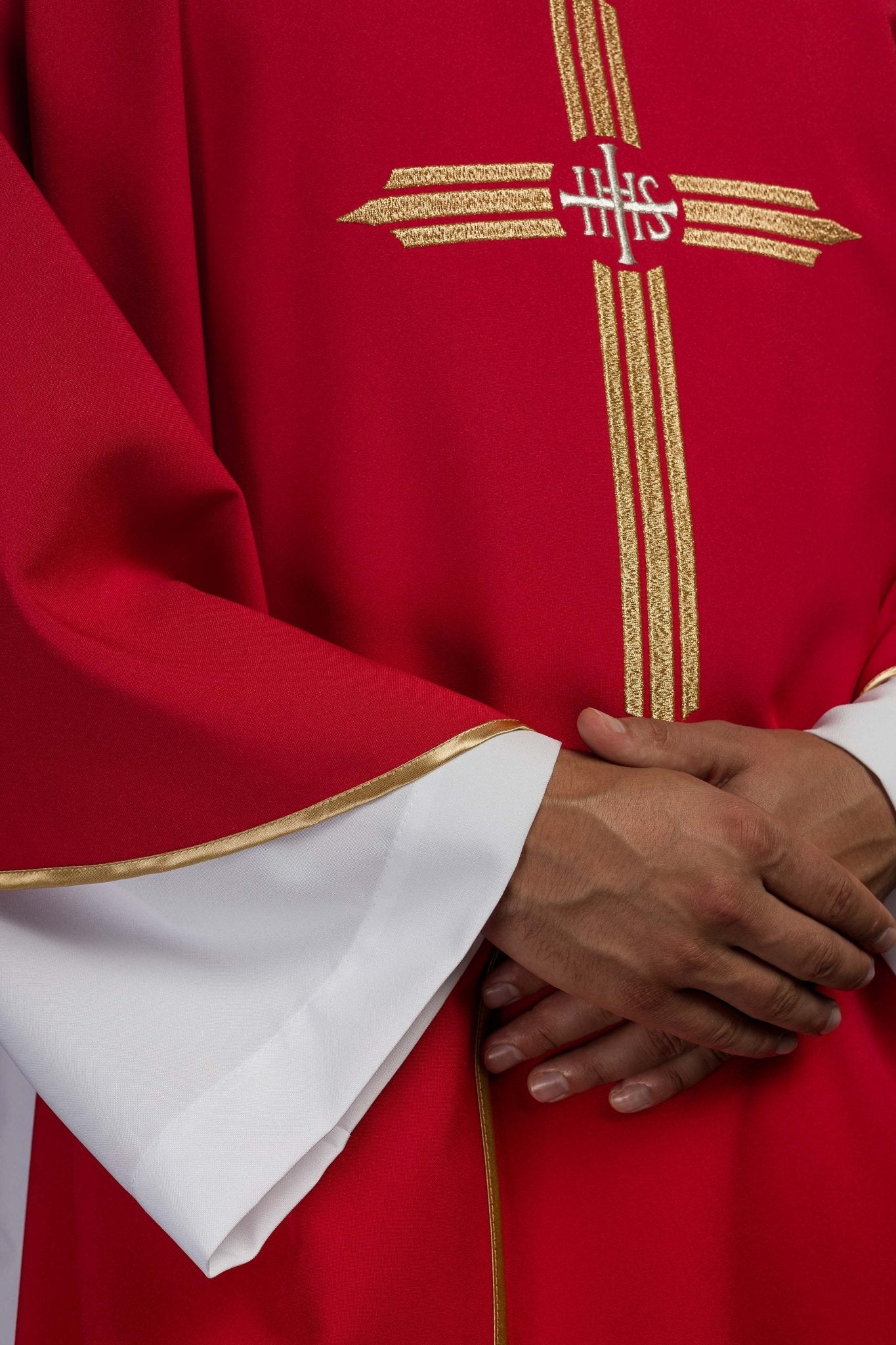 Casula Rossa ricamata con Croce e IHS KOR/017/02/12 CZERWONY - PERILPRETE.IT