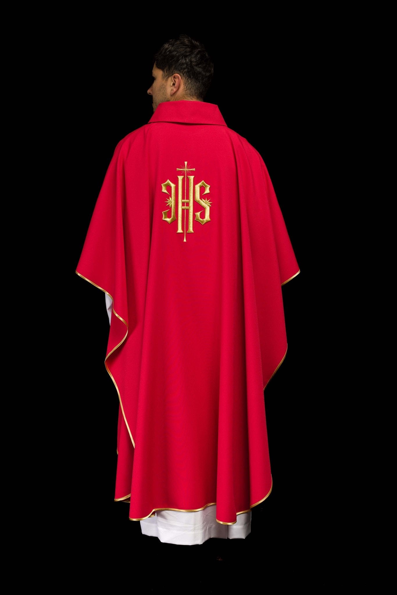 Casula Rossa ricamata con motivo dorato IHS KOR/010/02/12 CZERWONY - PERILPRETE.IT