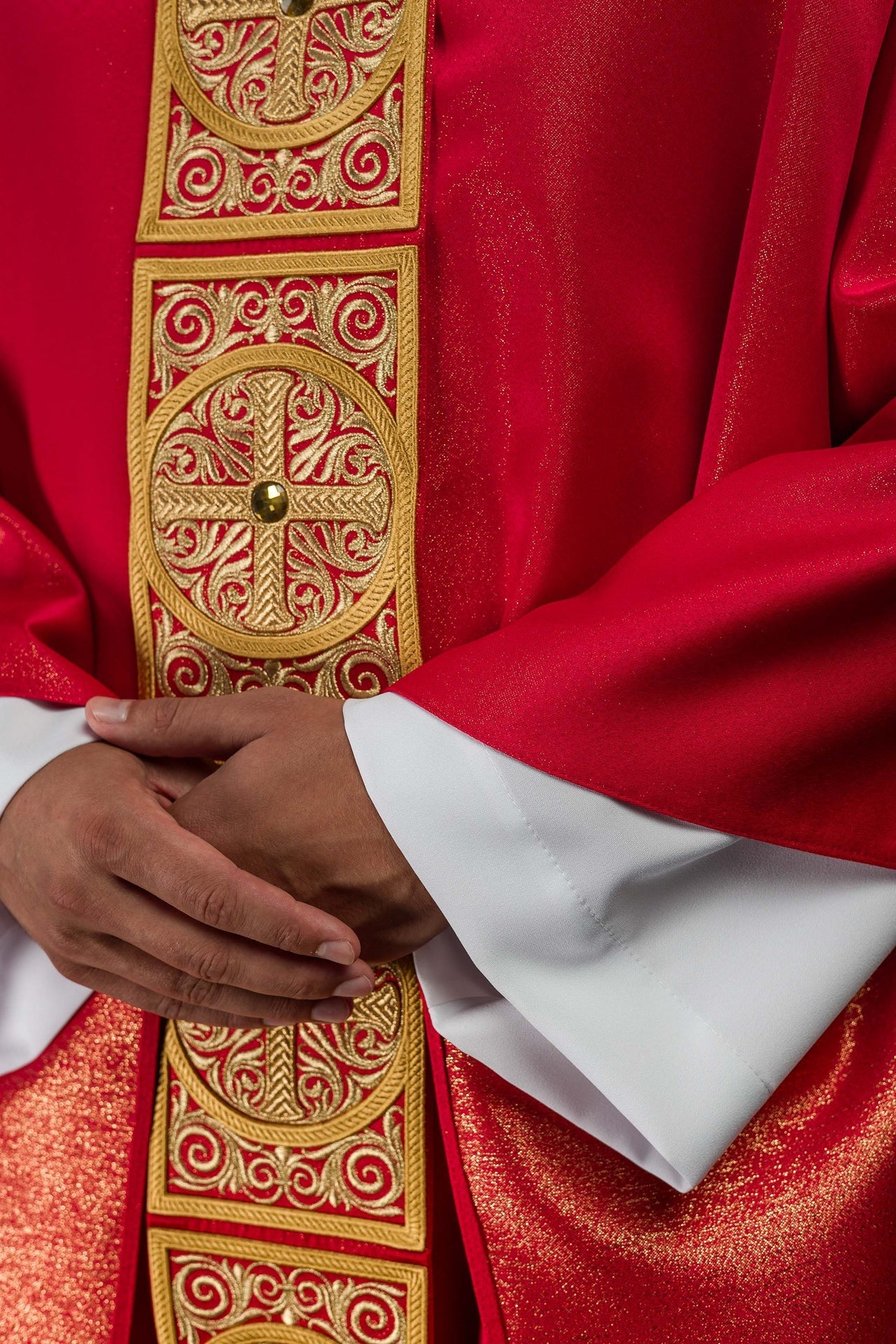 Casula rossa riccamente ricamata decorata con pietre LE/7012/02 - PERILPRETE.IT
