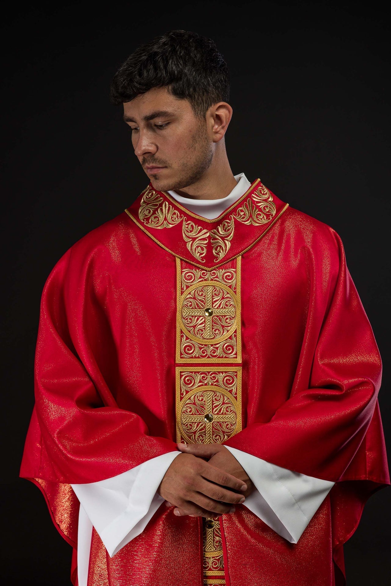 Casula rossa riccamente ricamata decorata con pietre LE/7012/02 - PERILPRETE.IT
