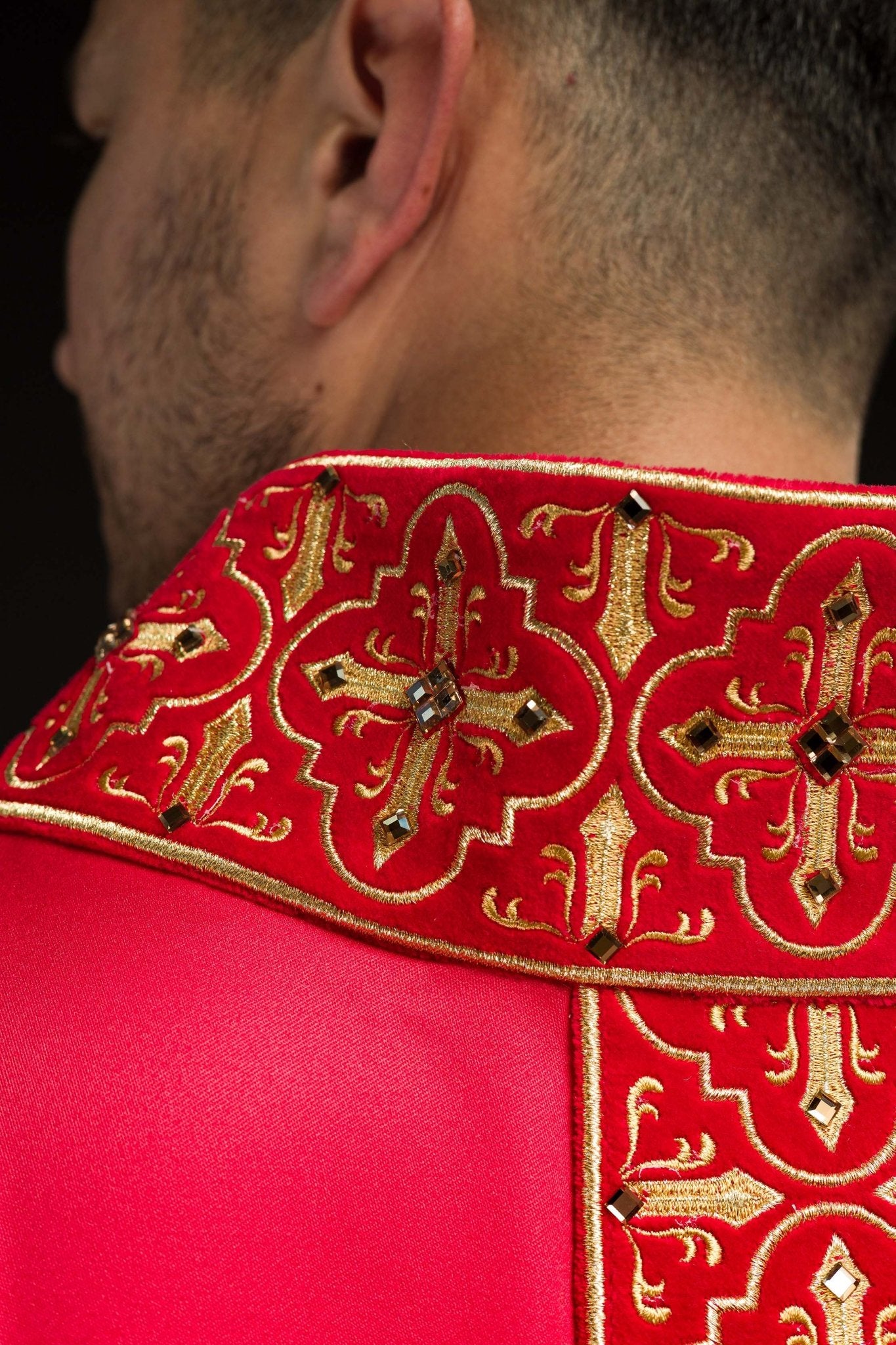 Casula Rossa riccamente ricamata decorazione con le pietre LE/7004/02 - PERILPRETE.IT