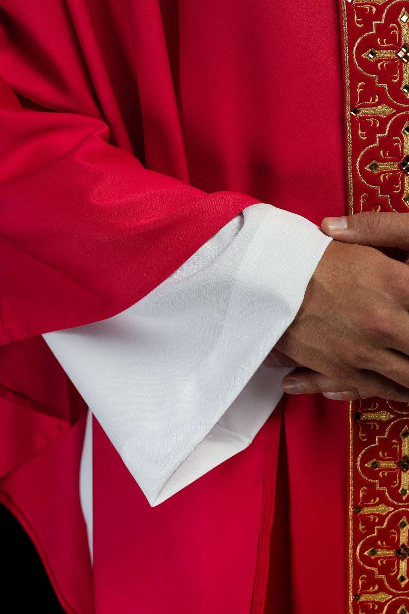 Casula Rossa riccamente ricamata decorazione con le pietre LE/7004/02 - PERILPRETE.IT