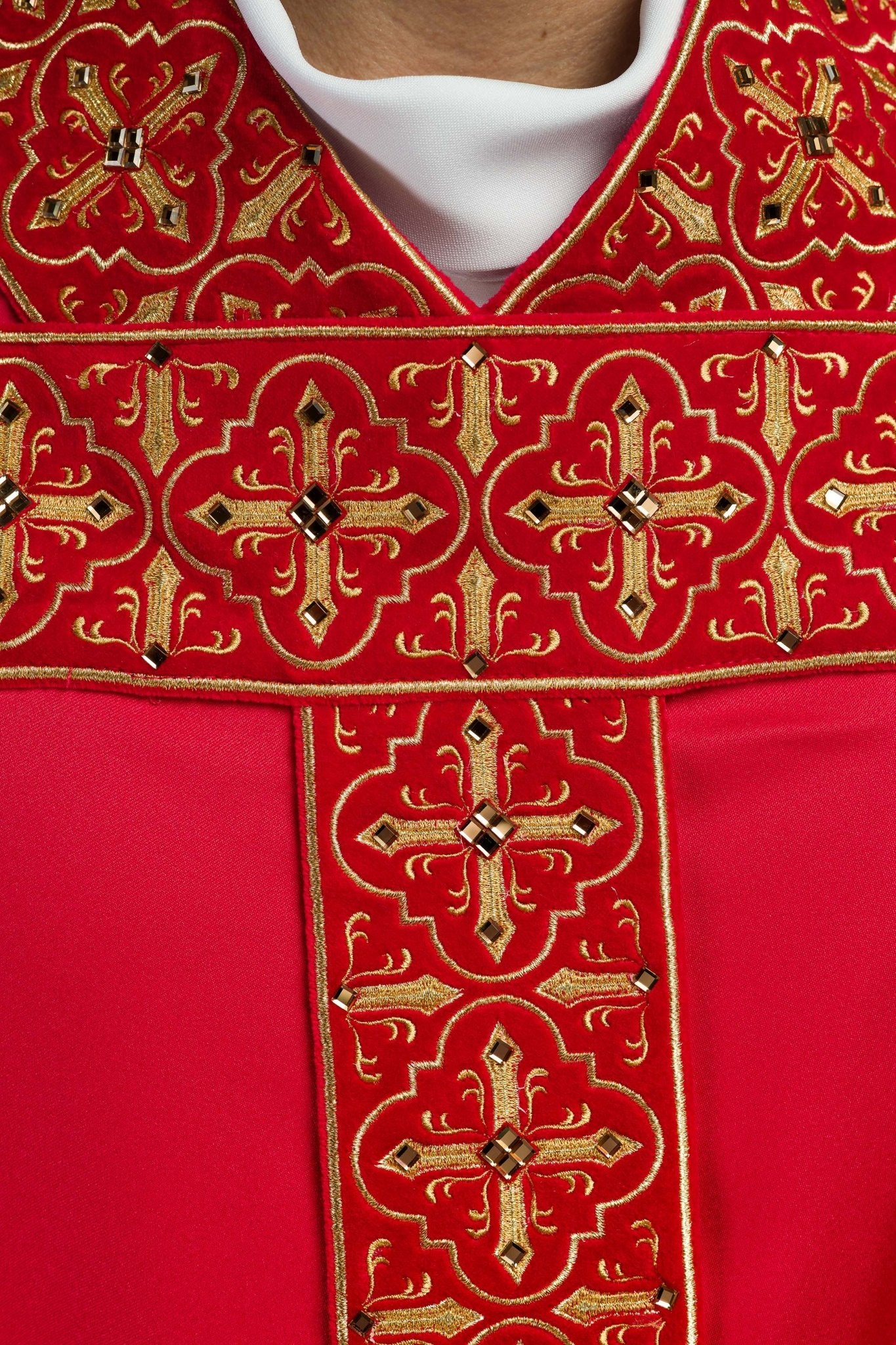 Casula Rossa riccamente ricamata decorazione con le pietre LE/7004/02 - PERILPRETE.IT