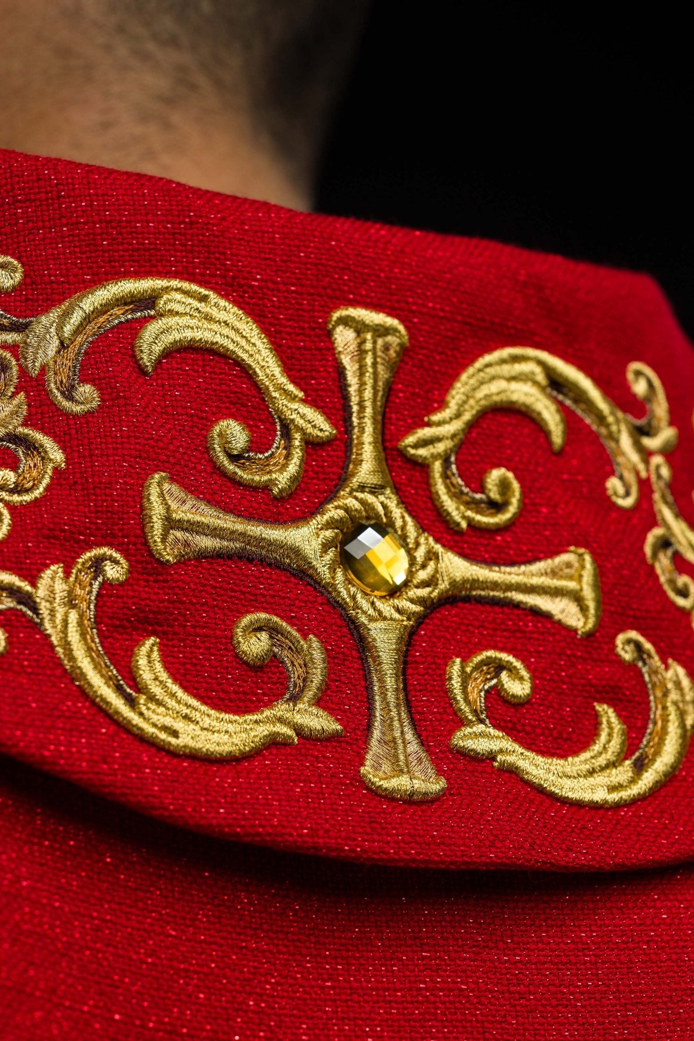 Casula Rossa riccamente ricamata e decorata con pietre LE/7014/02 - PERILPRETE.IT