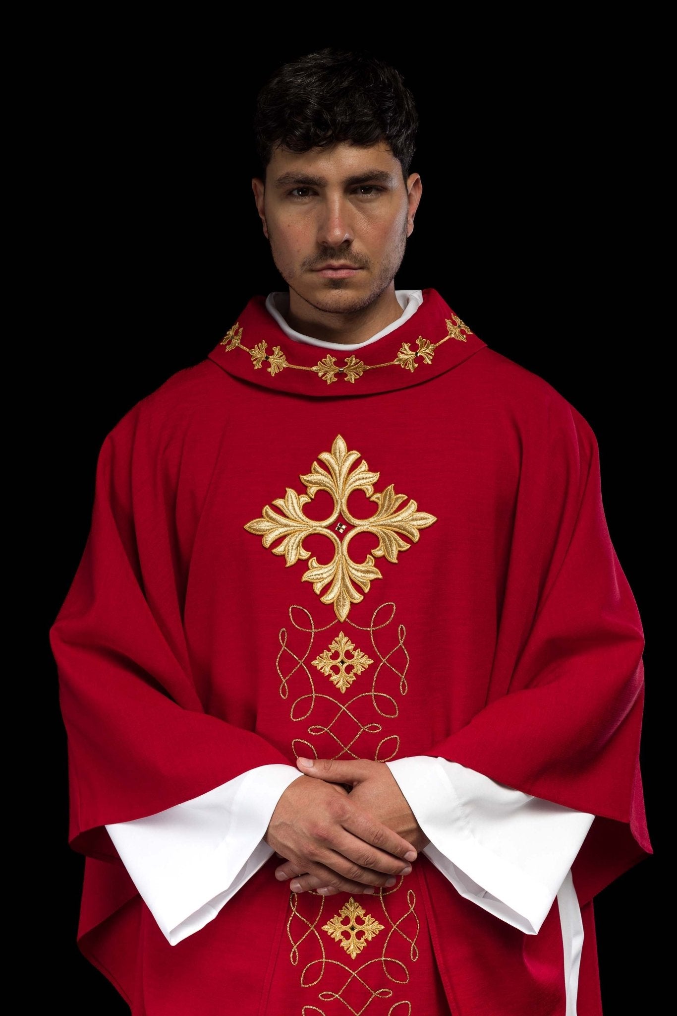 Casula Rossa riccamente ricamata e decorata con pietre LE/7018/02 - PERILPRETE.IT