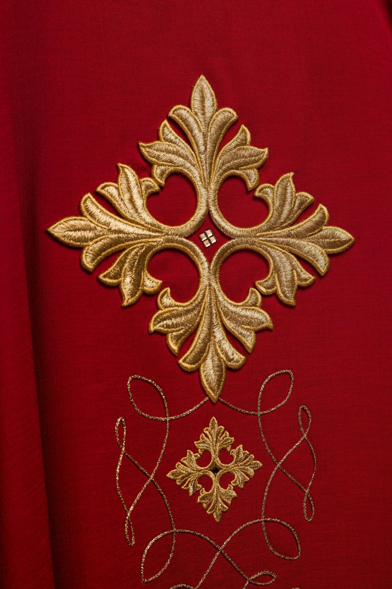 Casula Rossa riccamente ricamata e decorata con pietre LE/7018/02 - PERILPRETE.IT