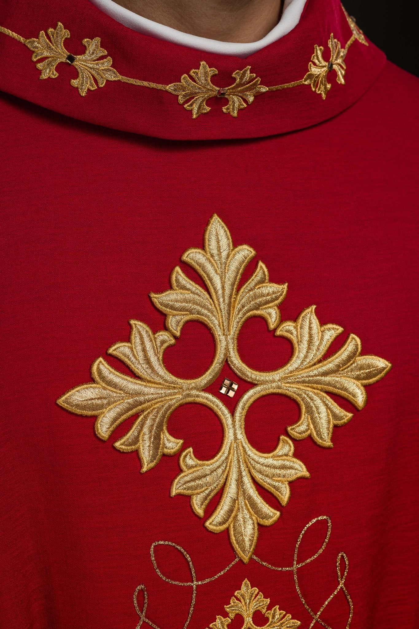 Casula Rossa riccamente ricamata e decorata con pietre LE/7018/02 - PERILPRETE.IT